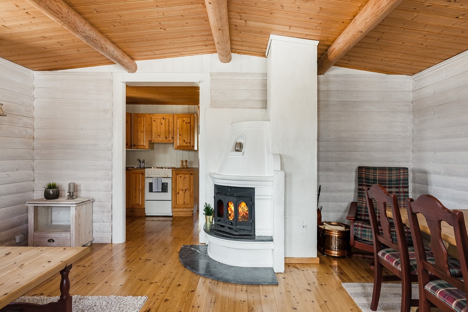 Som et fint midtpunkt i stuen har du en koselig peis fra ca. 2002 som både gir god varme og bidrar til ekstra hygge på kaldere vinterdager. Galleribilde