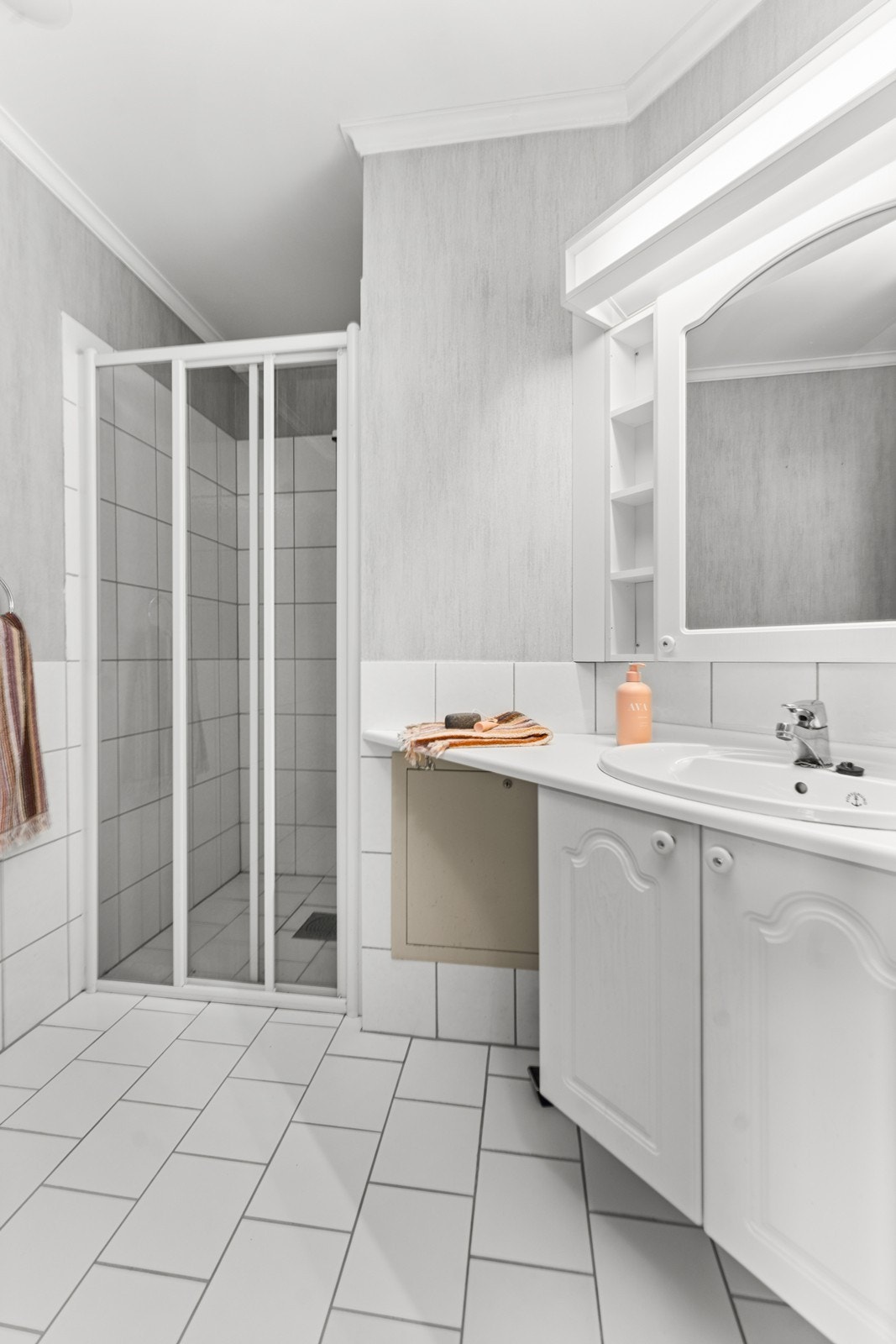 Bad nr. 1 med servant, wc og dusj på gulv Galleribilde