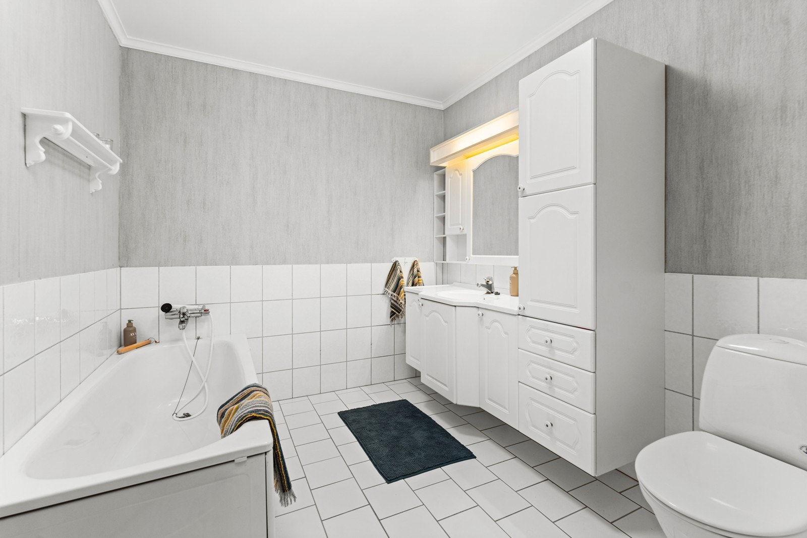 Bad nr. 2 med servant, wc og badekar Galleribilde