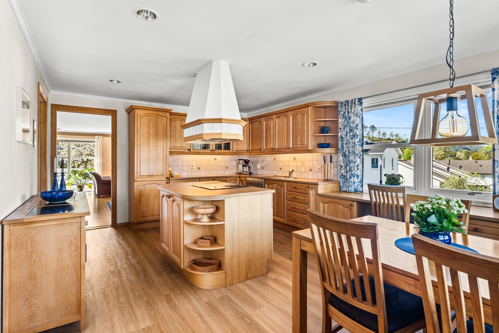 Romslig kjøkken med plass til spisebord Galleribilde