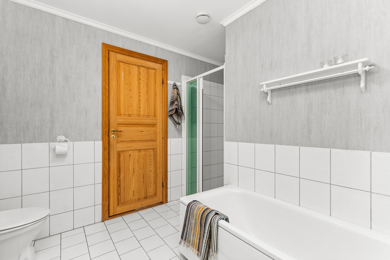 Bad nr. 2 med servant, wc og badekar Galleribilde