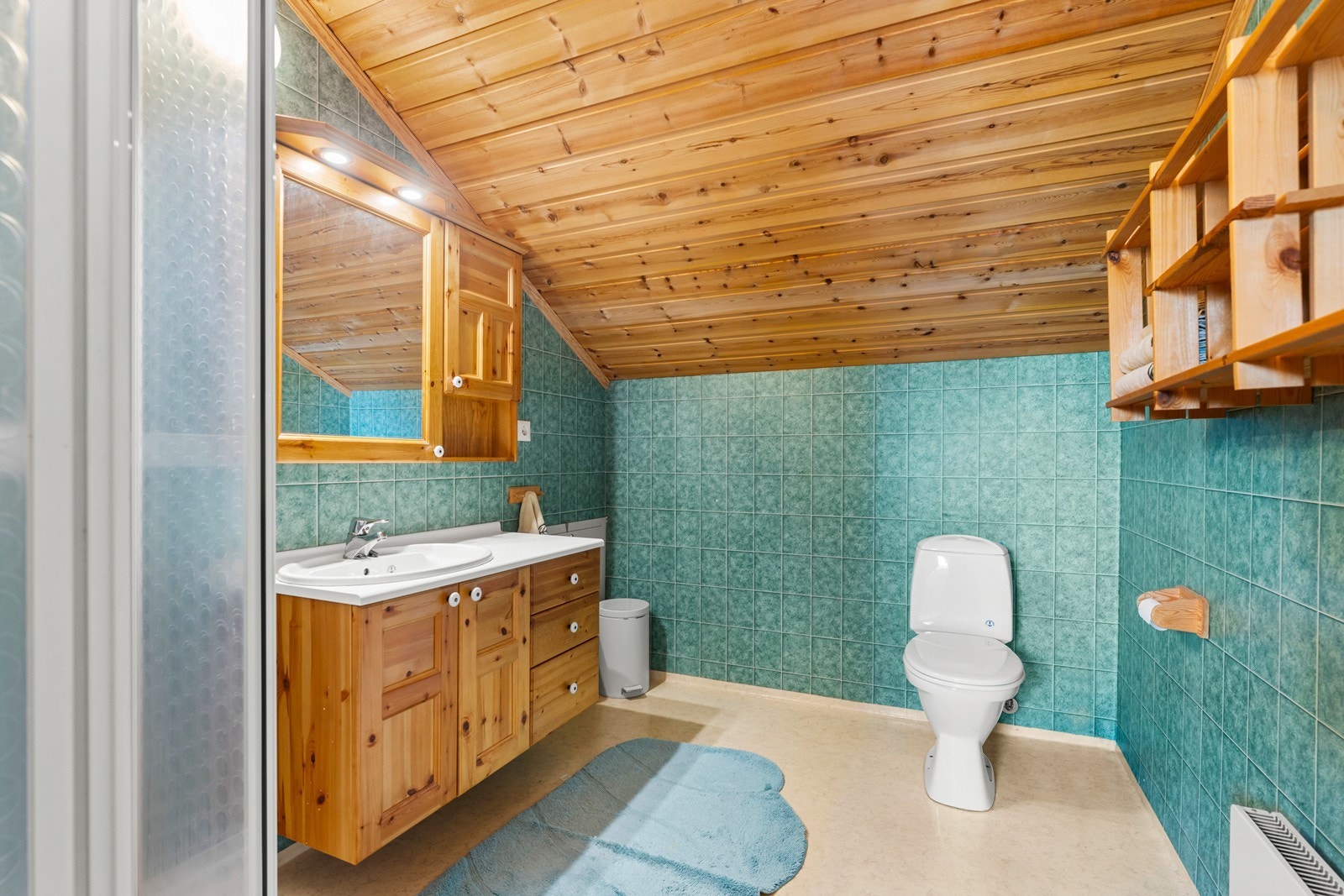 Bad nr. 3 med servant, wc og dusjkabinett Galleribilde