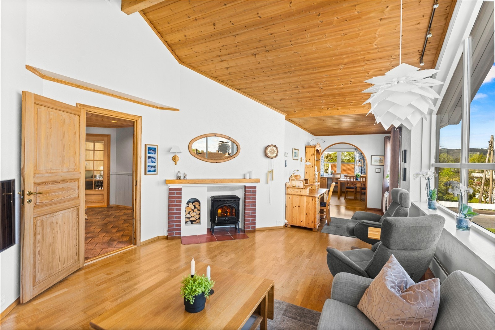 Store vindusflater i front som slipper inn store mengder naturlig lys Galleribilde