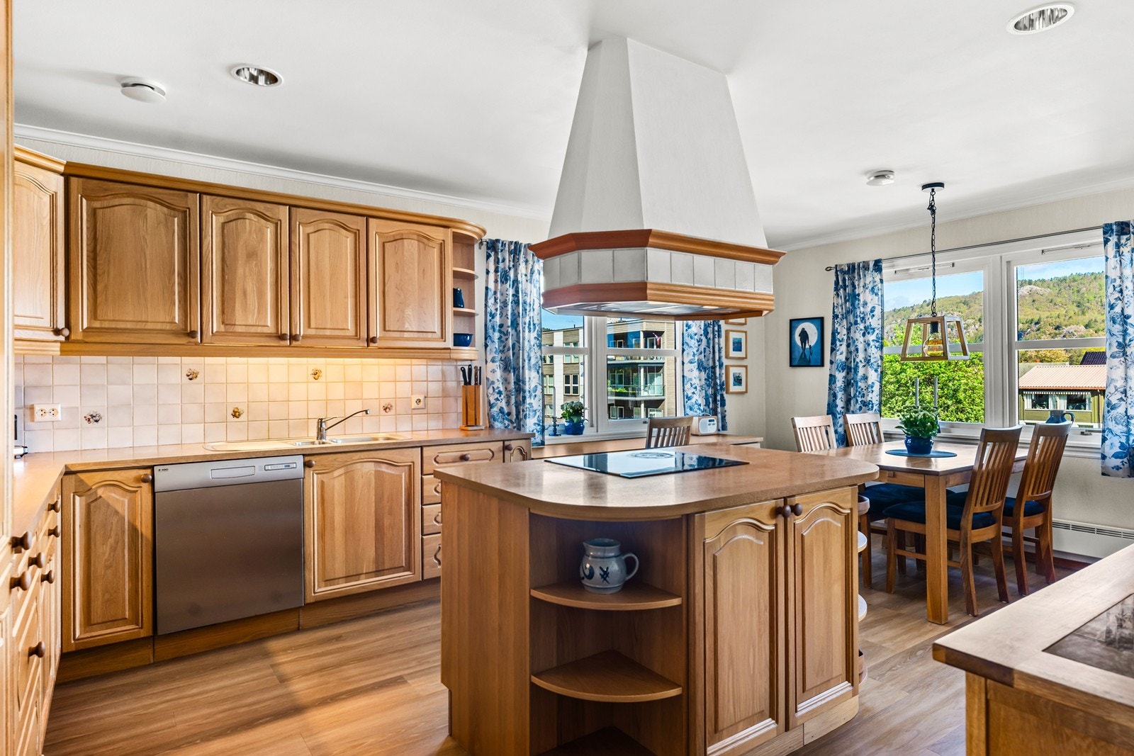 Kjøkken med god skap- og benkeplass Galleribilde