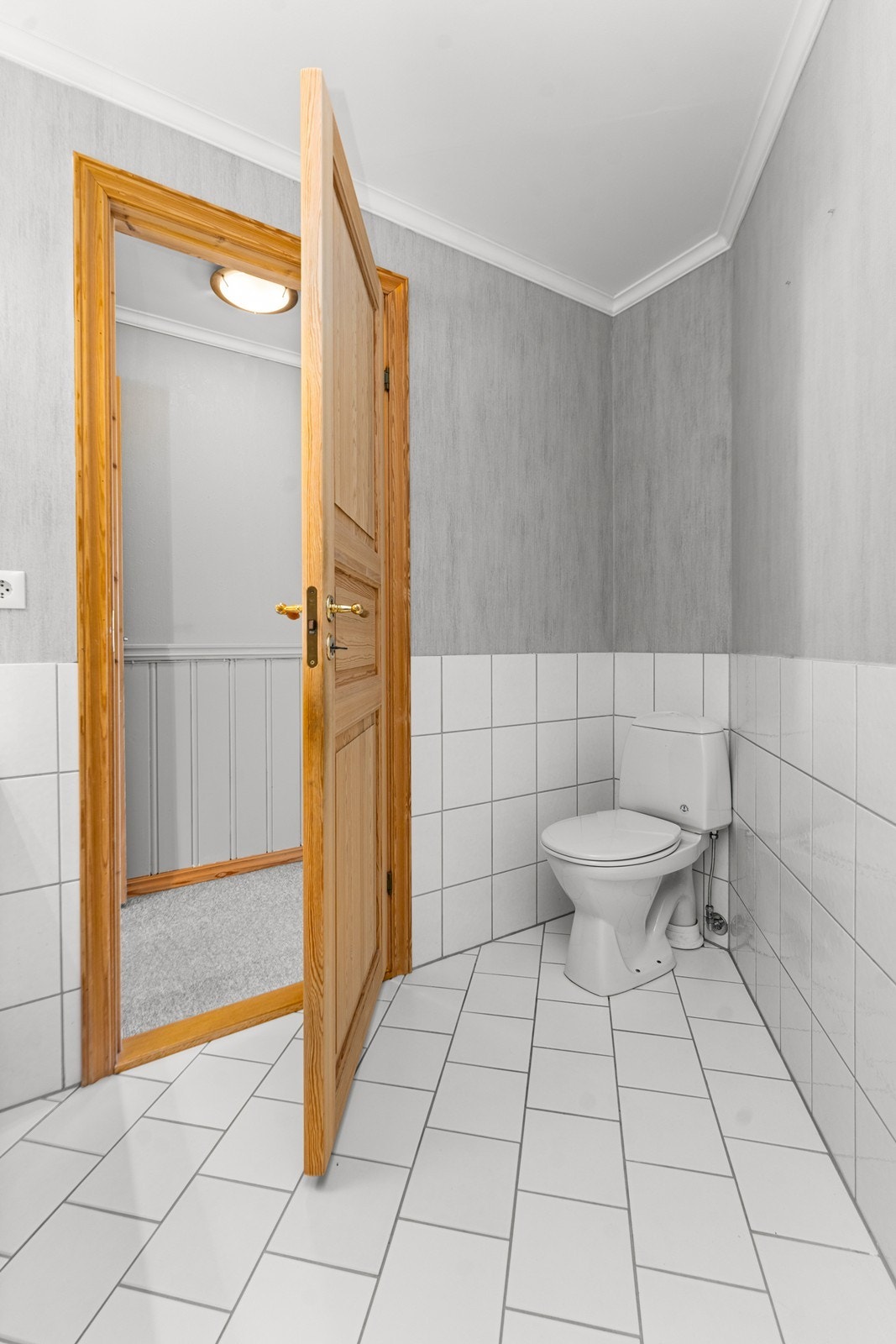 Bad nr. 1 med servant wc og dusj på gulv Galleribilde