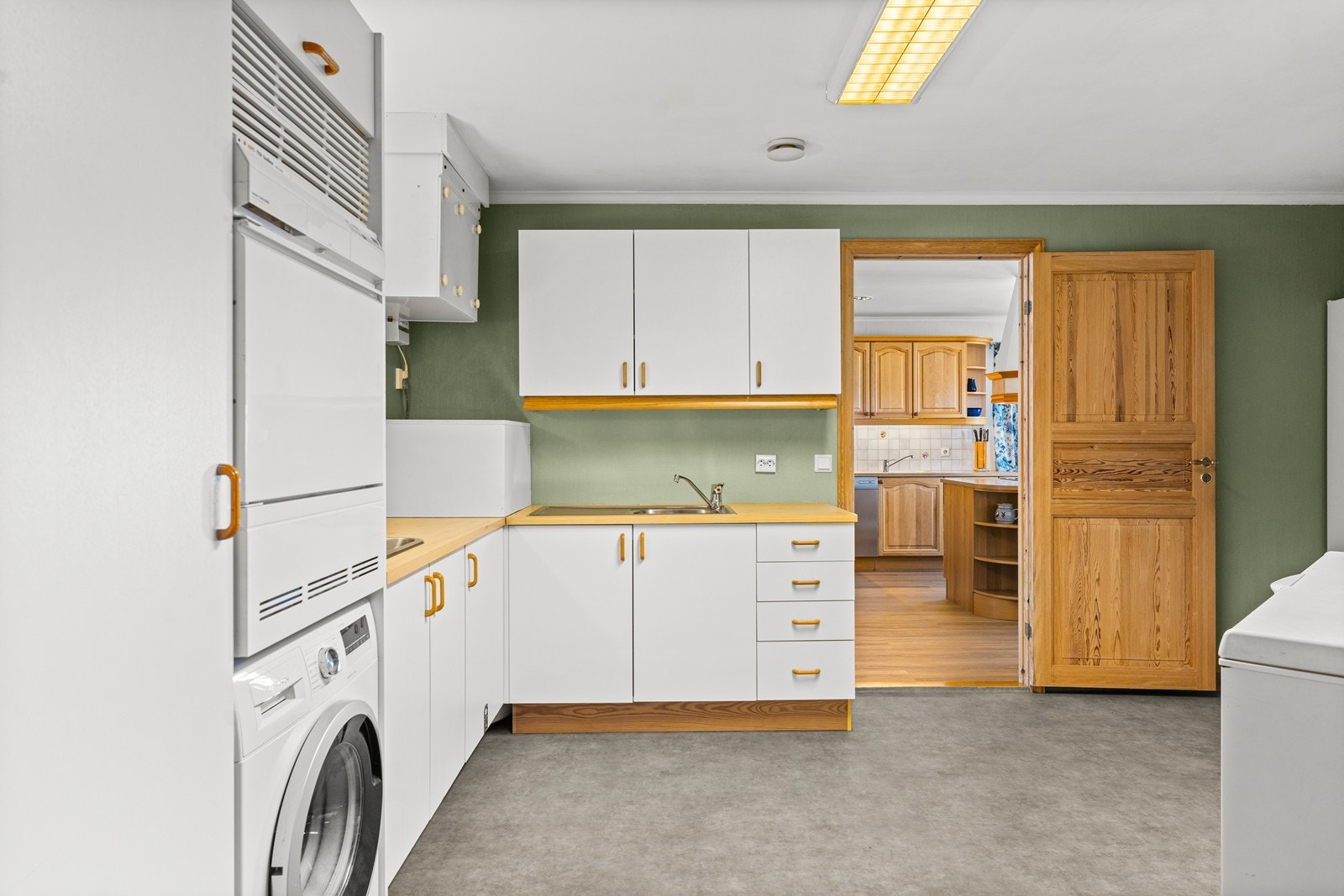 Praktisk vaskerom/grovkjøkken med god oppbevaringsplass Galleribilde