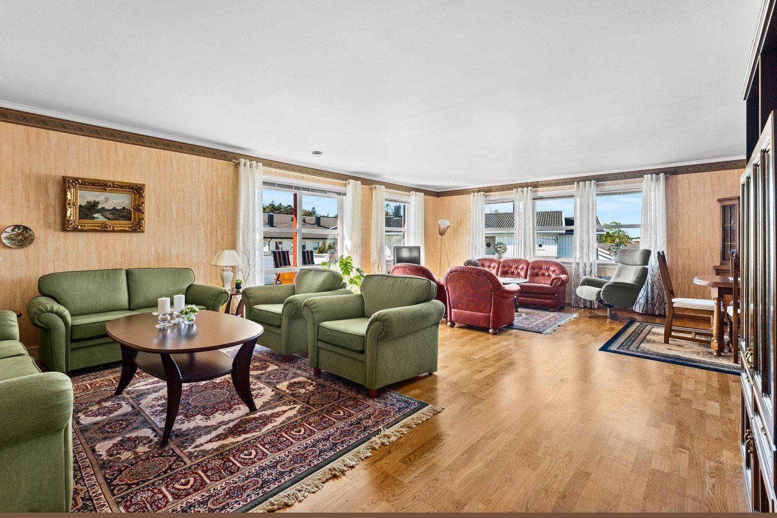 Romslig stue med spisestue Galleribilde