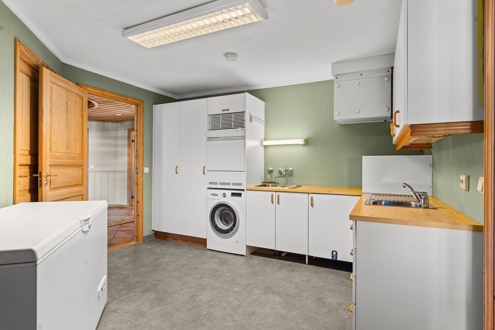 Opplegg til vaskemaskin og tørketrommel, samt egen utslagskom og vask Galleribilde