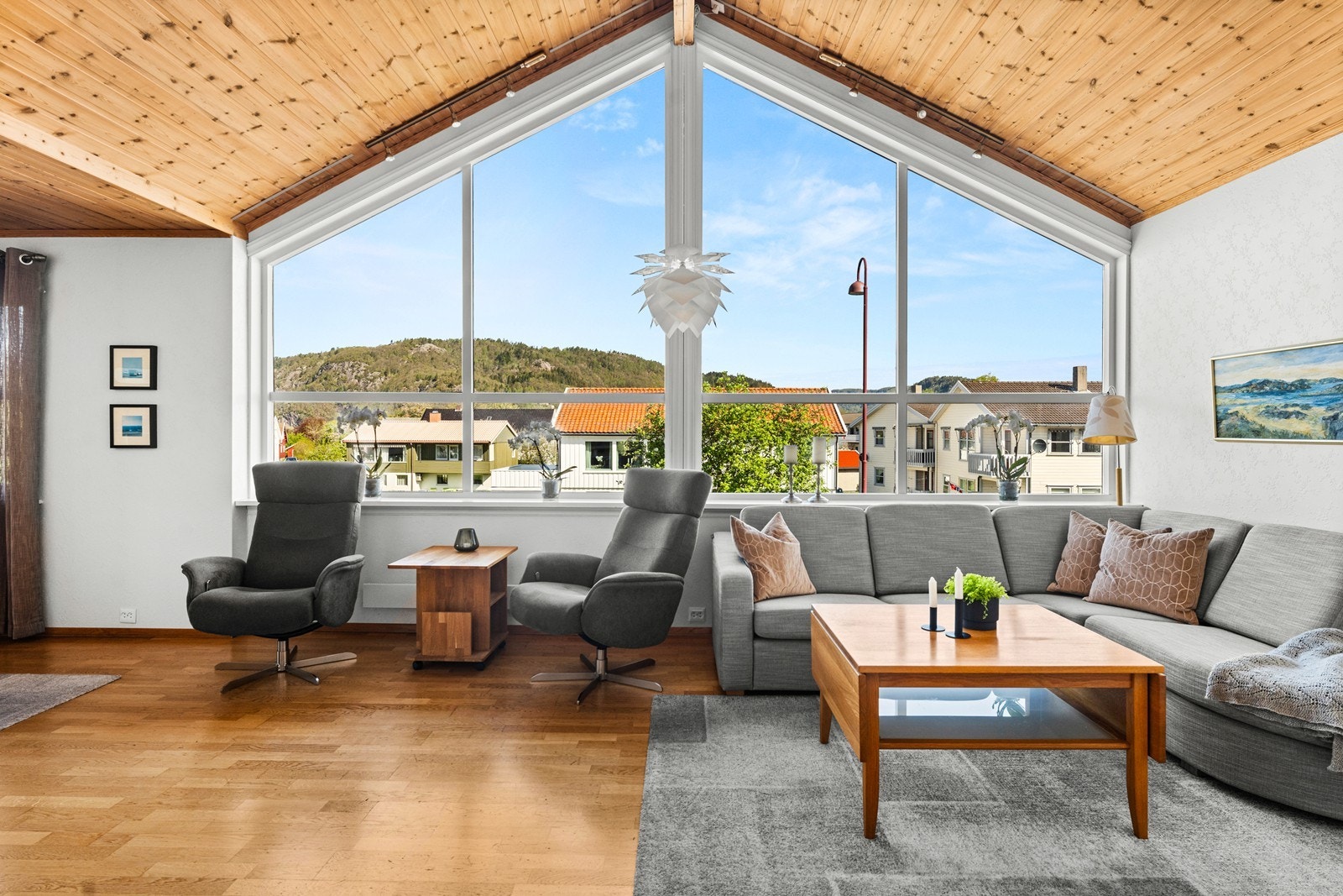 Godt takhøyde og store vindusflater Galleribilde