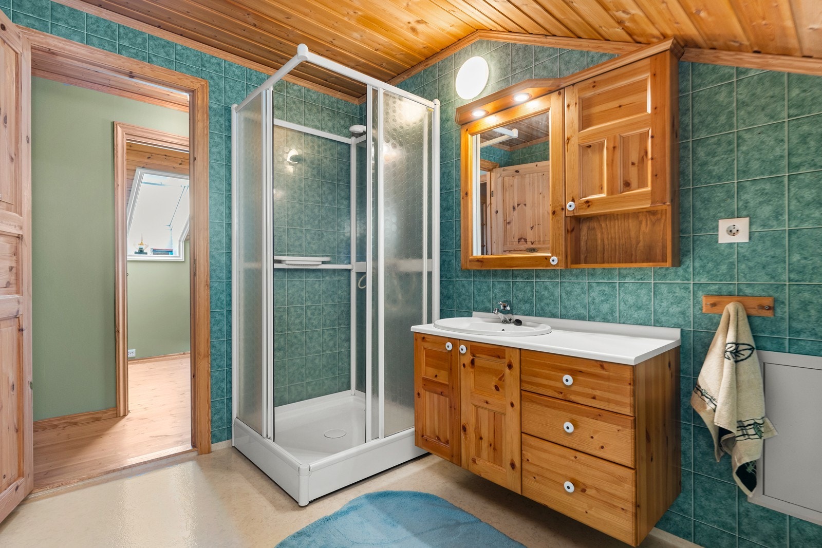 Bad nr. 3 med servant, wc og dusjkabinett Galleribilde