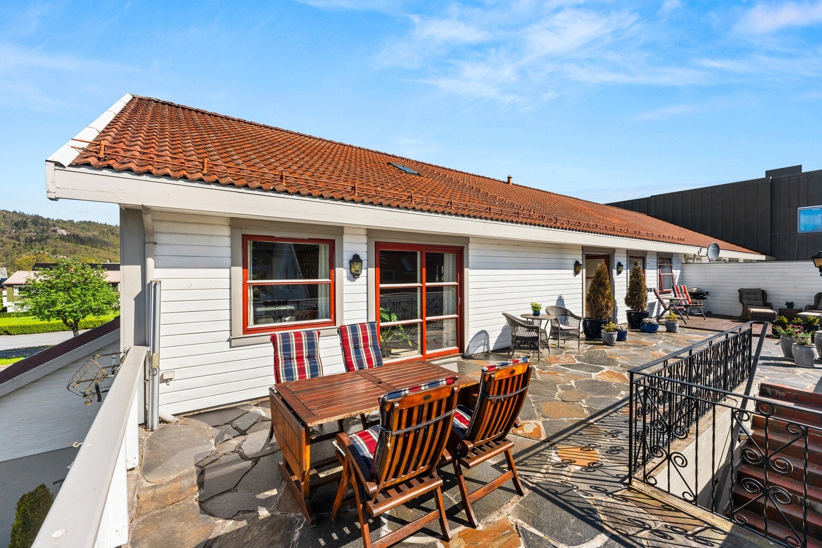 Eget uteområde med gode solforhold. Utgang fra stuedel Galleribilde