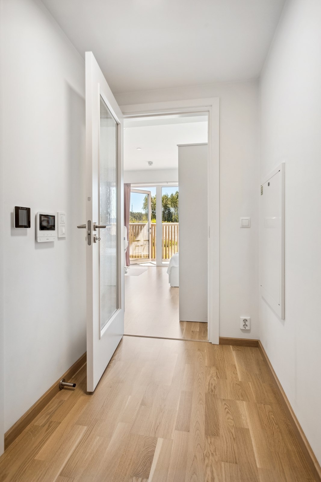 Innerdør med glassfelt inn til stue/kjøkken. Galleribilde