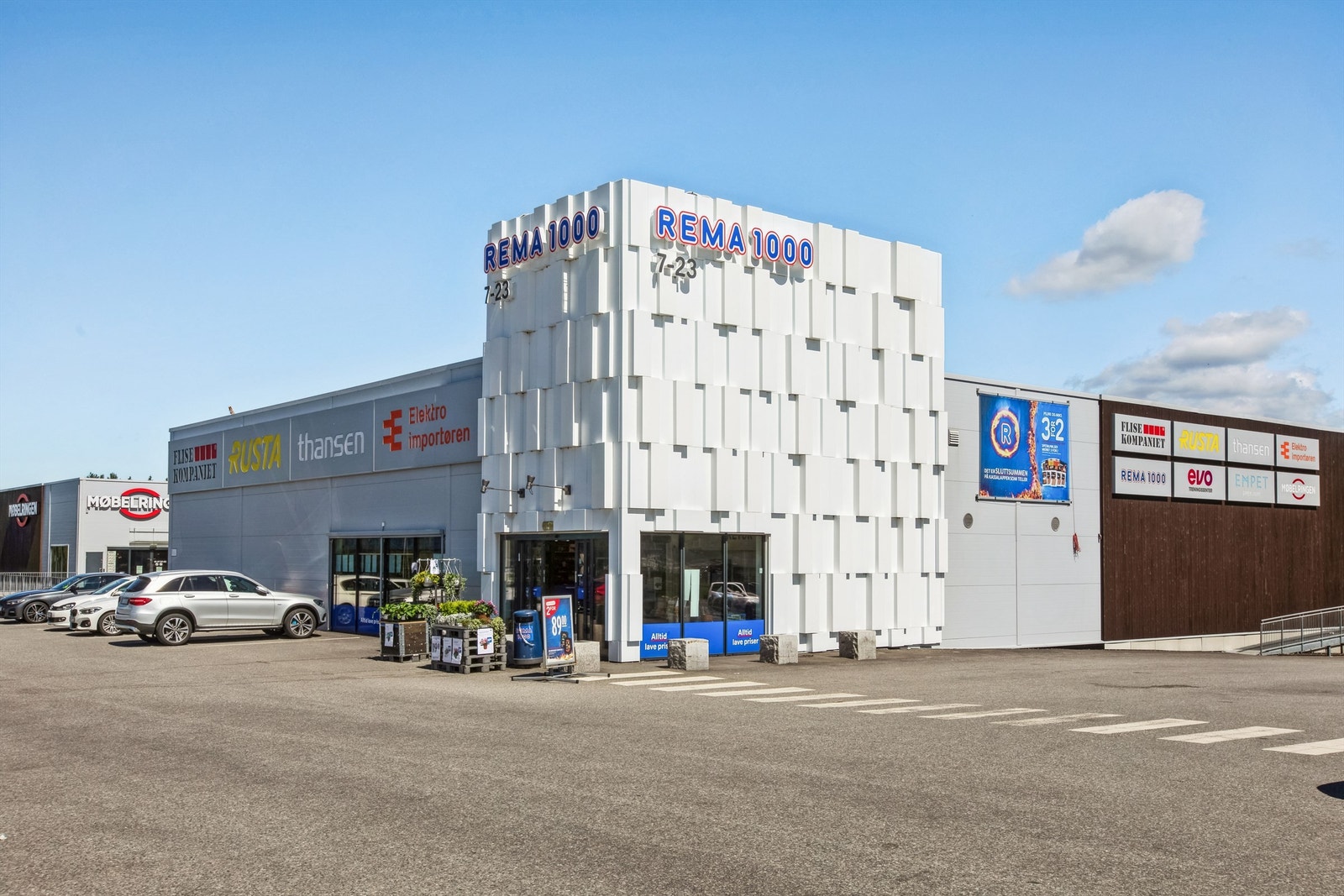 Rema 1000 kun 140 meter fra eiendommen. Galleribilde