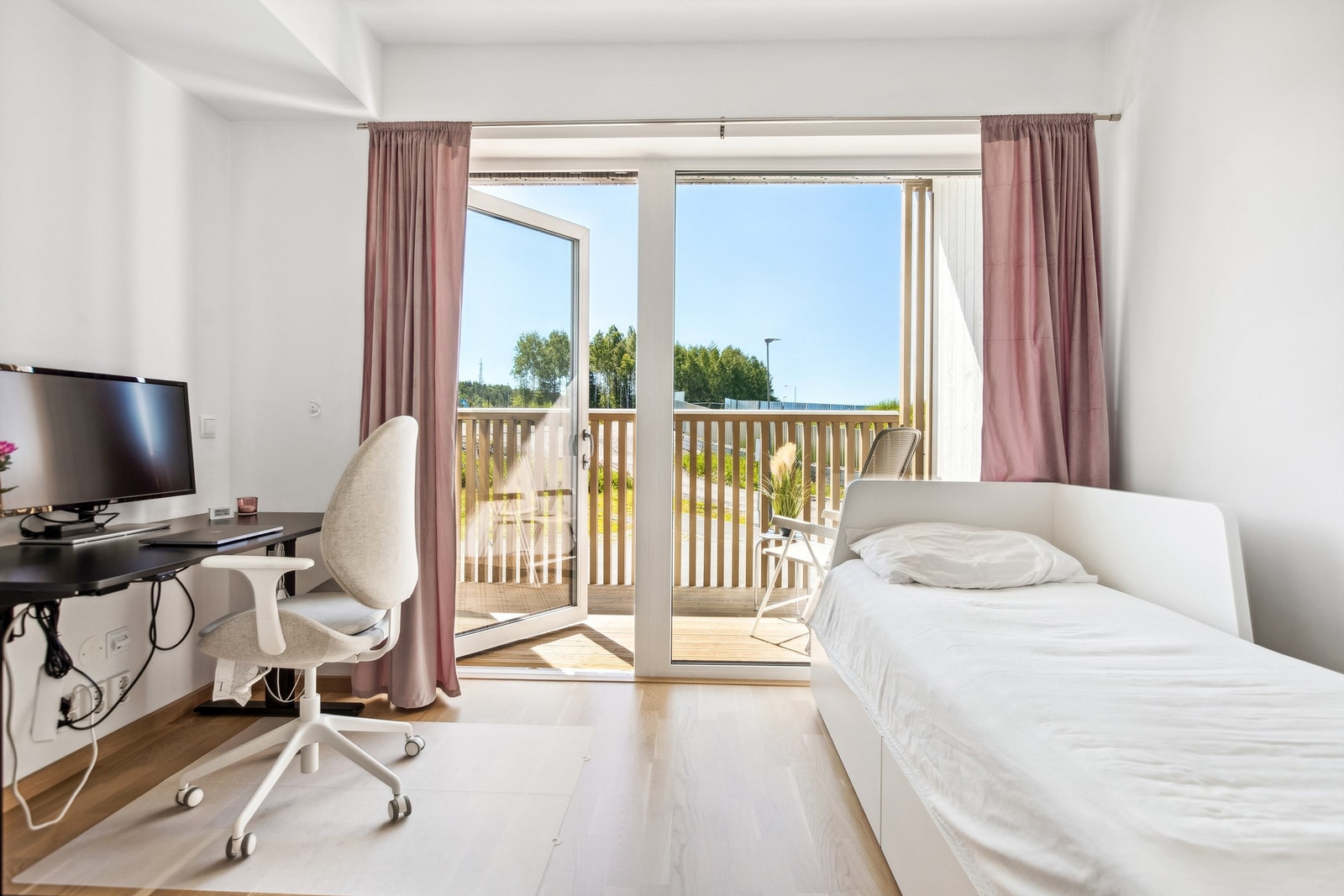 Krogsveen v/ Ender Hajdaraj - Søndre Dølibekken 8. Balkongen fungerer som en naturlig forlengelse av stuen i sommertider. Galleribilde