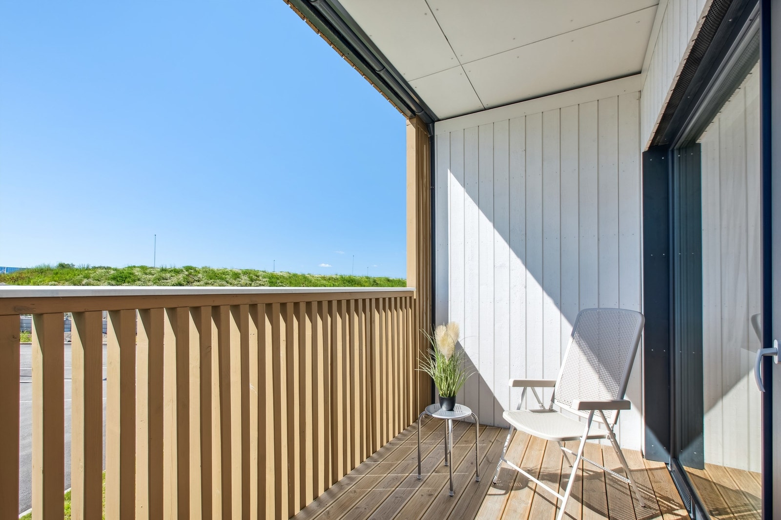 Sørvendt balkong på 6 kvm som gir rikelig med sollys store deler av dagen. Galleribilde