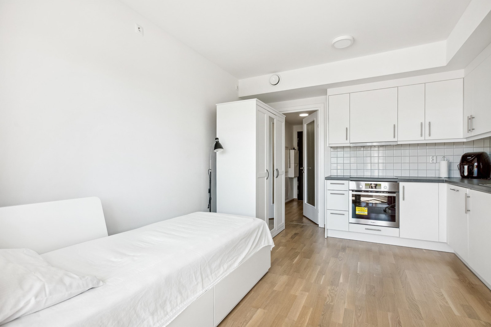 Gulvflater belagt med tre-stavs parkett.
Vegg og himlingsflater i malte flater. Galleribilde