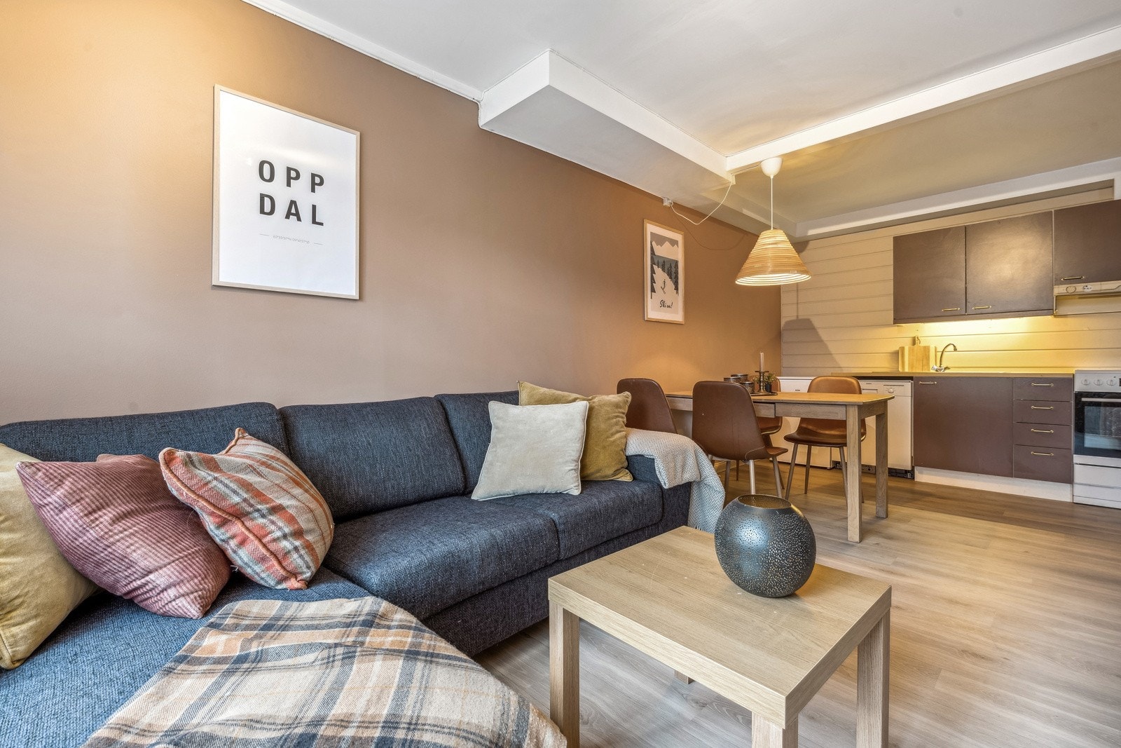 Stuen har en sosial planløsning. Galleribilde