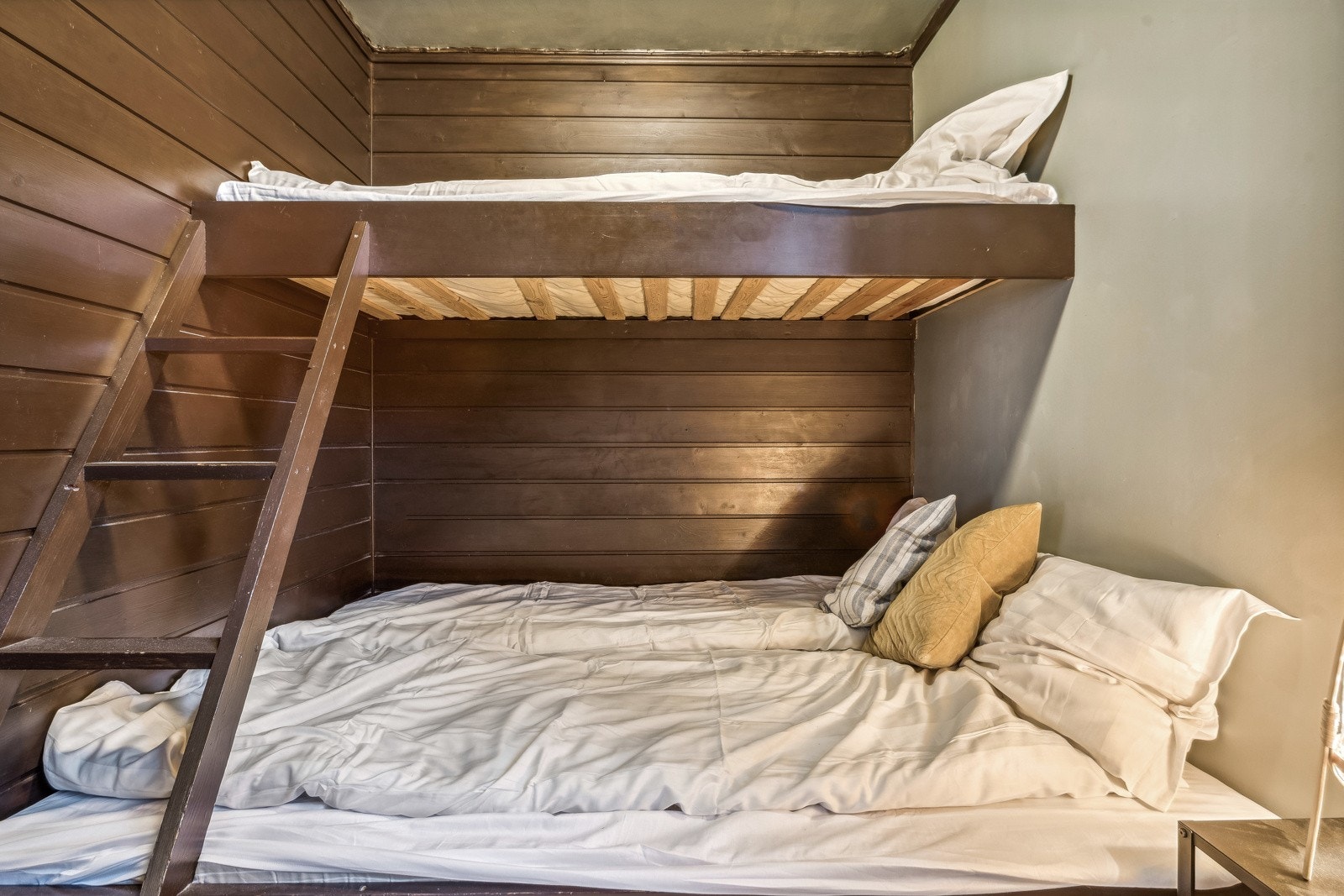 Praktisk løst med køyeseng som har plass til tre. Galleribilde