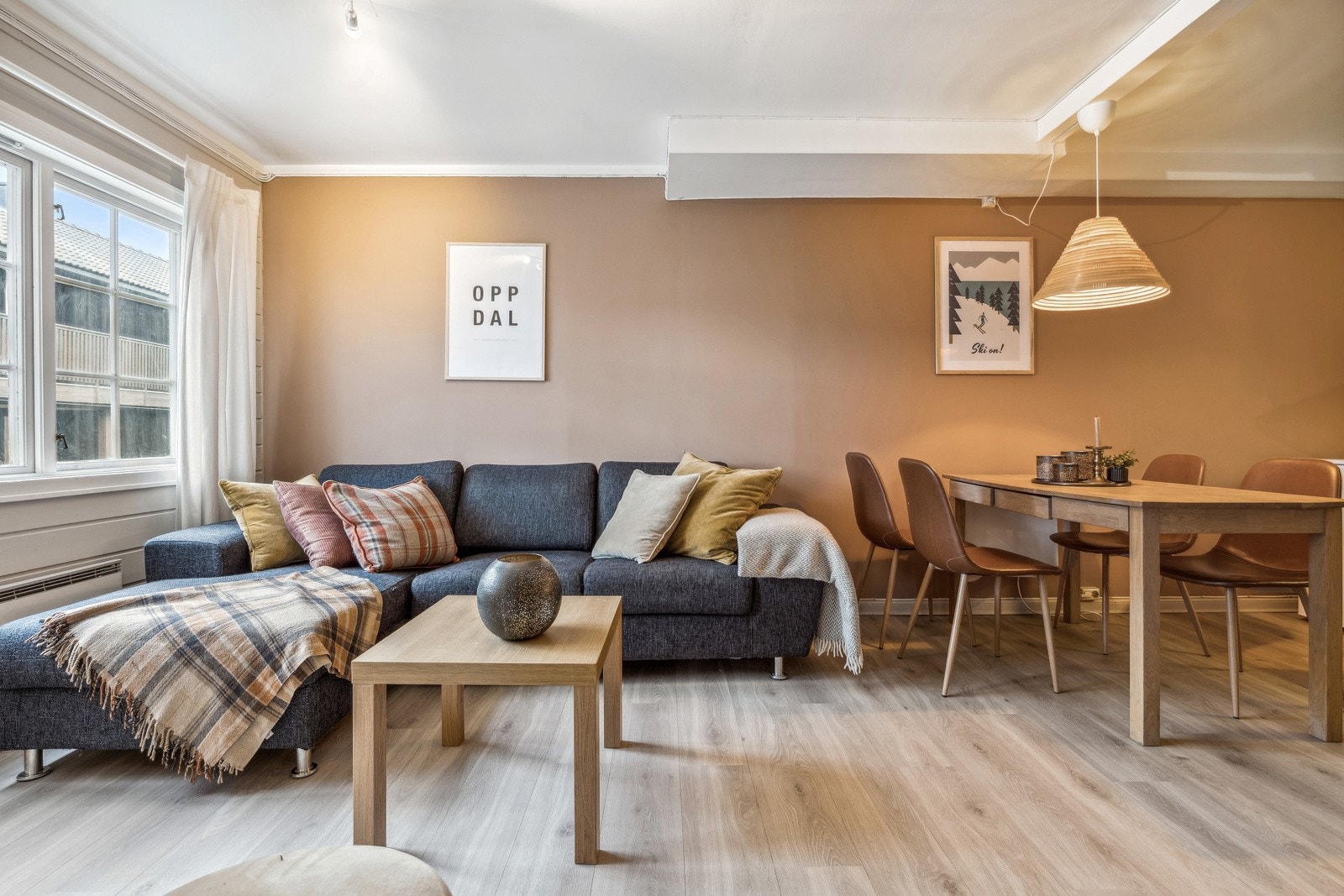 Stuen er malt i moderne farger med gode muligheter for å sette sitt personlig preg på leiligheten gjennom interiør. Galleribilde