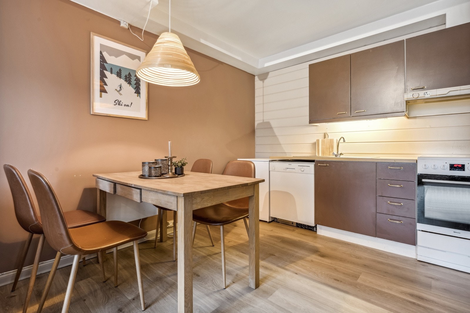 Et flott kjøkken som har en åpen løsning mot stuen som legger tilrette for hyggelige sosiale kvelder. Galleribilde