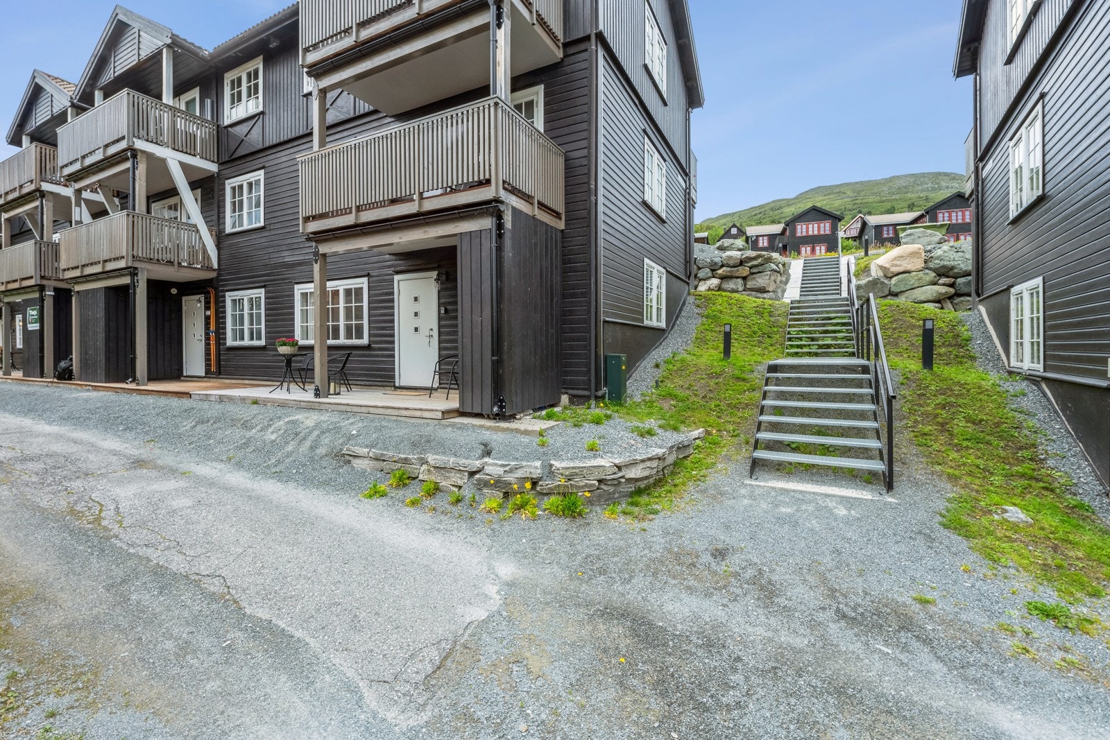 Grendahuset disponerer 65 parkeringsplasser, slik at det er nok til en parkeringsplass per seksjon. Det er ikke anviste plasser. Galleribilde