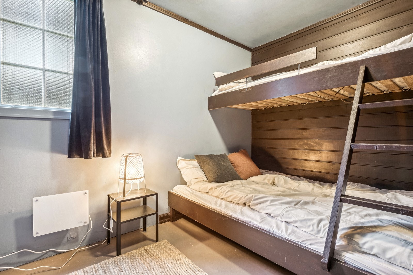 Lyst og fint soverom, kan enkelt møbleres etter ønske og behov. Galleribilde