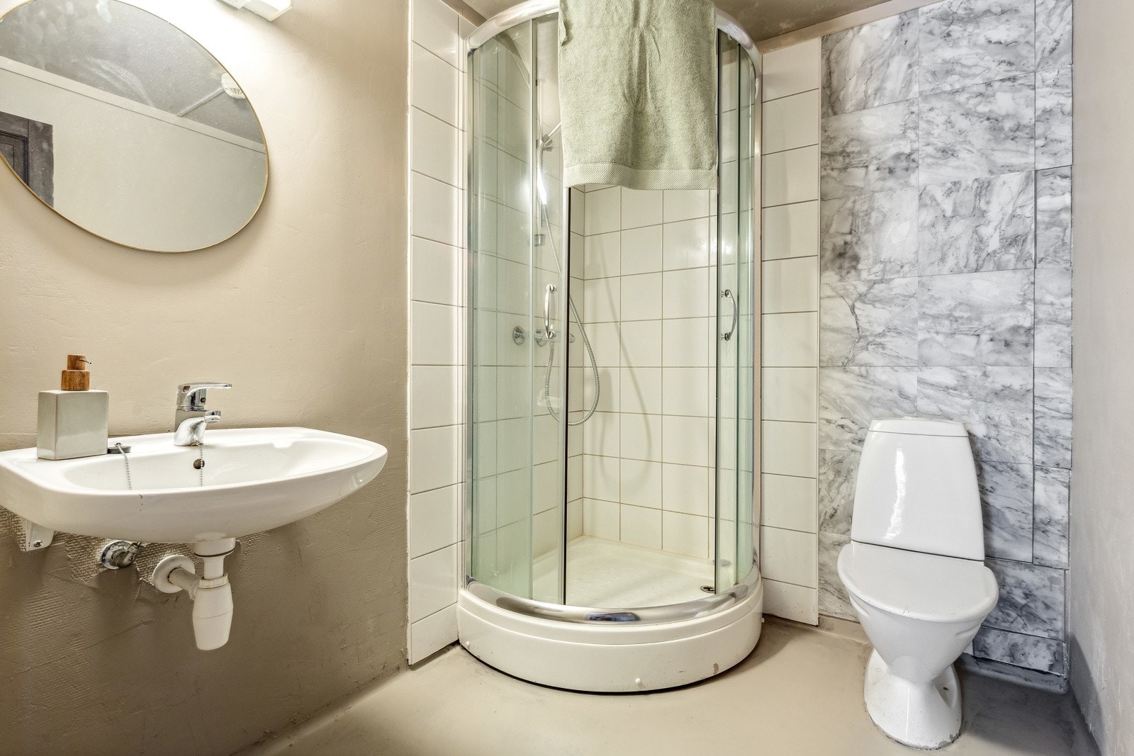 Badet er belagt med baderomsbelegg, mikrosement og fliser på vegger. Galleribilde