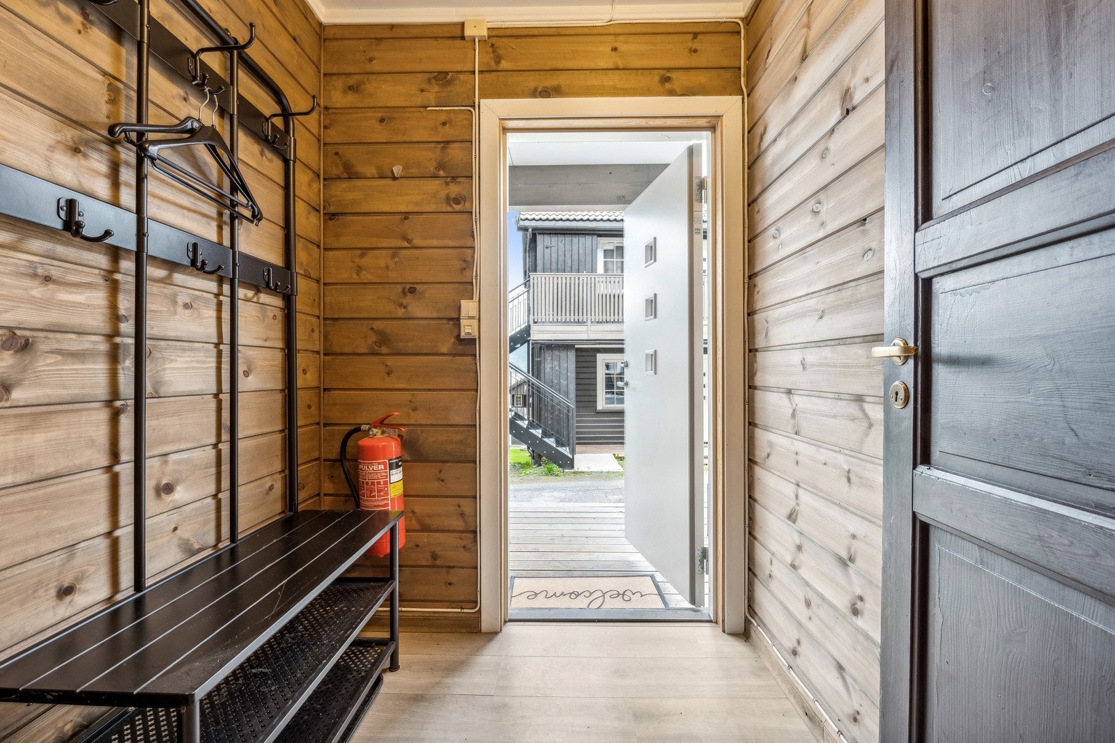 Lys og fin entré med god plass til å henge fra seg yttertøy. Galleribilde