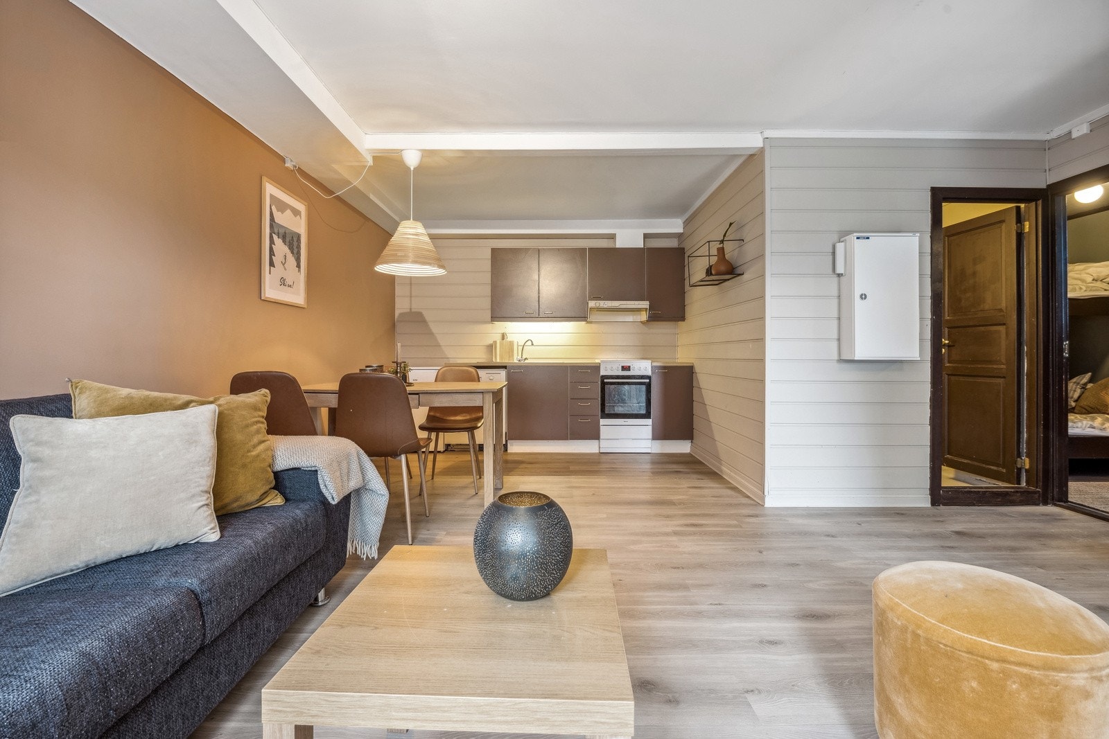 Innredning med glatte fronter, benkeplate av laminat, og nedfelt oppvaskskum. Galleribilde