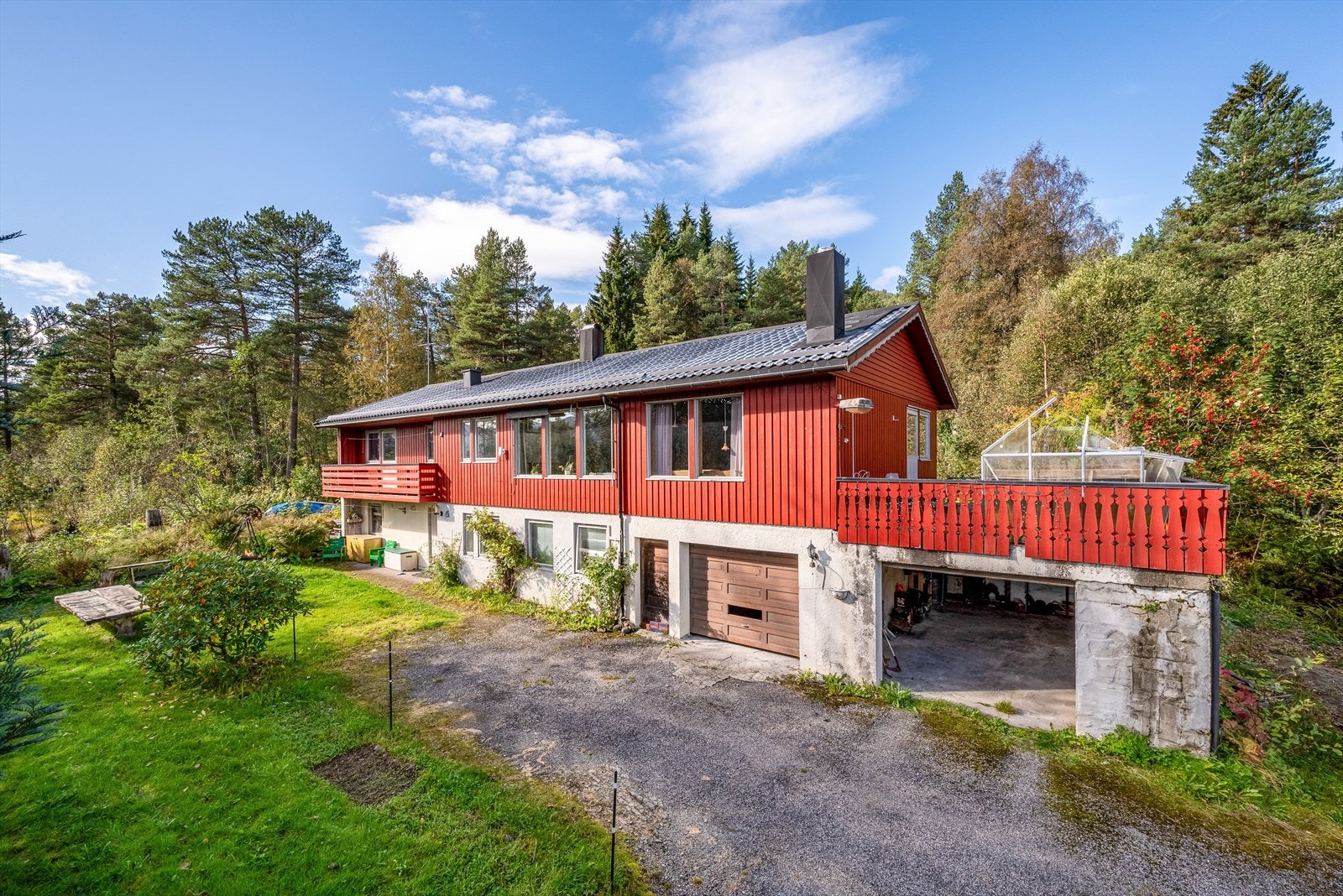 Eneboligen ble opprinnelig oppført i 1978 og senere tilbygd i 1986. Galleribilde