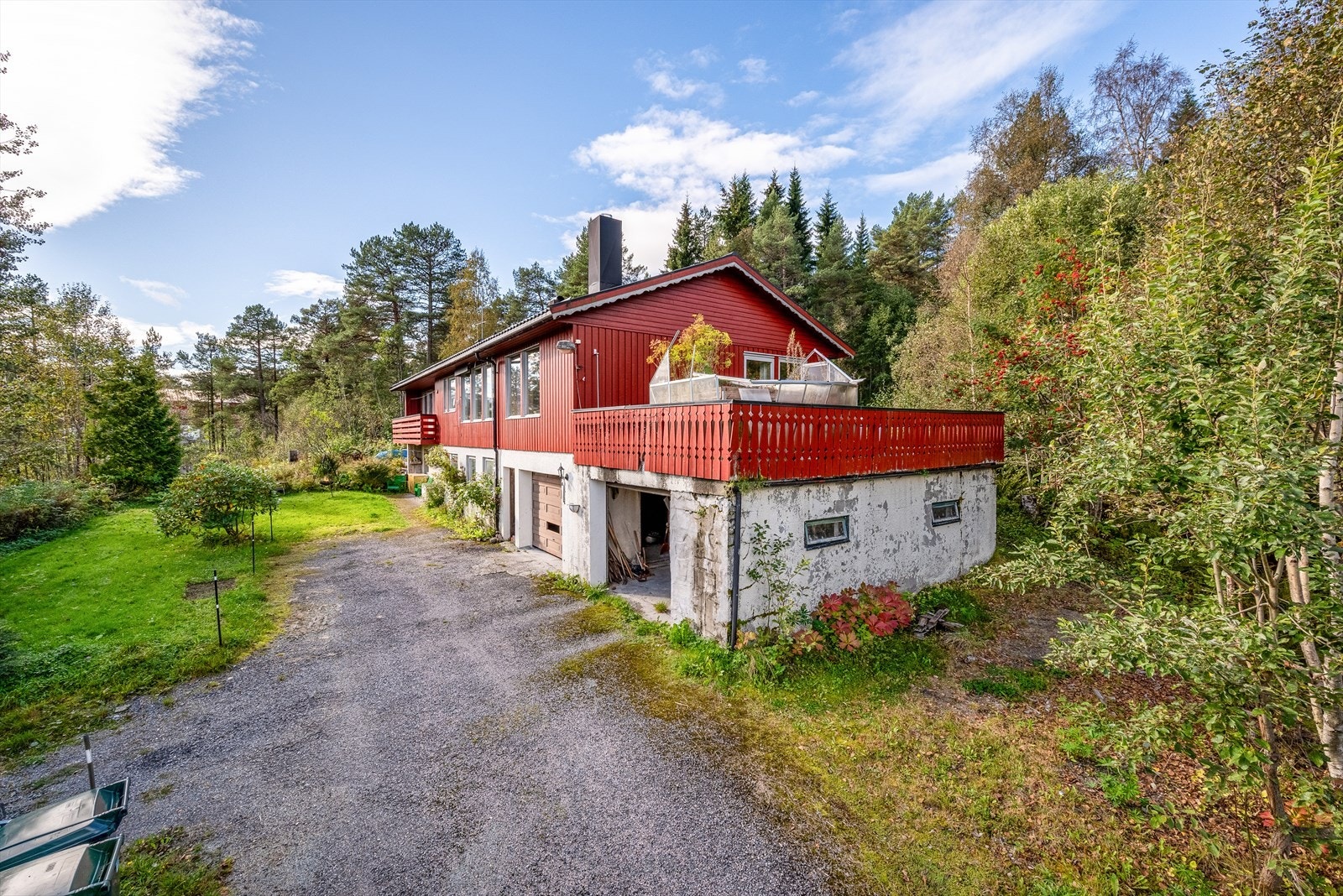 Romslig tomt på ca. 1 mål opparbeidet med gruset innkjørsel, gårdsplass og hage. Galleribilde