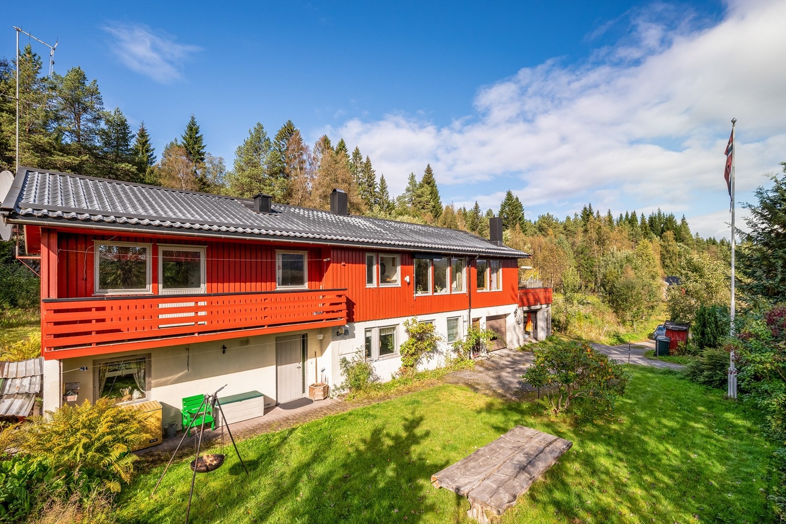 Stor enebolig i rolig og barnevennlig boligområde på Stavåsen ca. 10 km. fra sentrum av Kyrksæterøra. Galleribilde