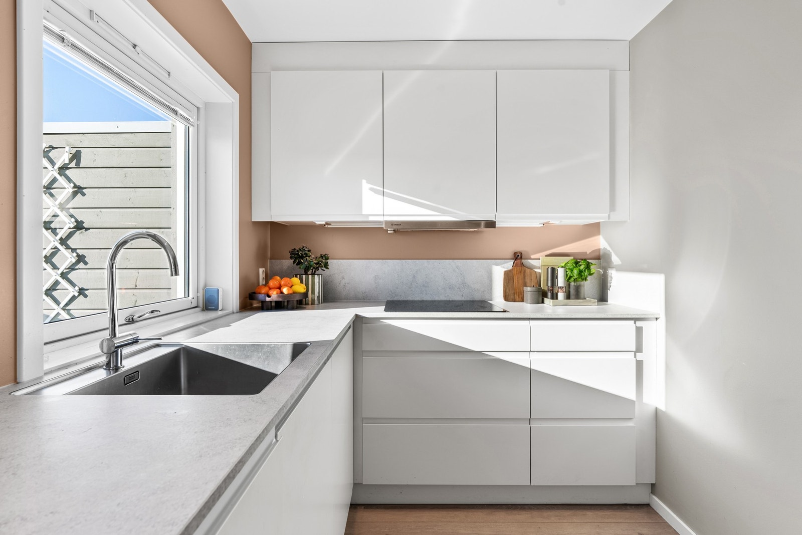Den tidløse, moderne innredningen har godt med oppbevaringsplass. Utelukkende integrerte hvitevarer som induksjonsplatetopp, stekeovn, mikrobølgeovn, oppvaskmaskin og kjøl/fryseskap. Galleribilde