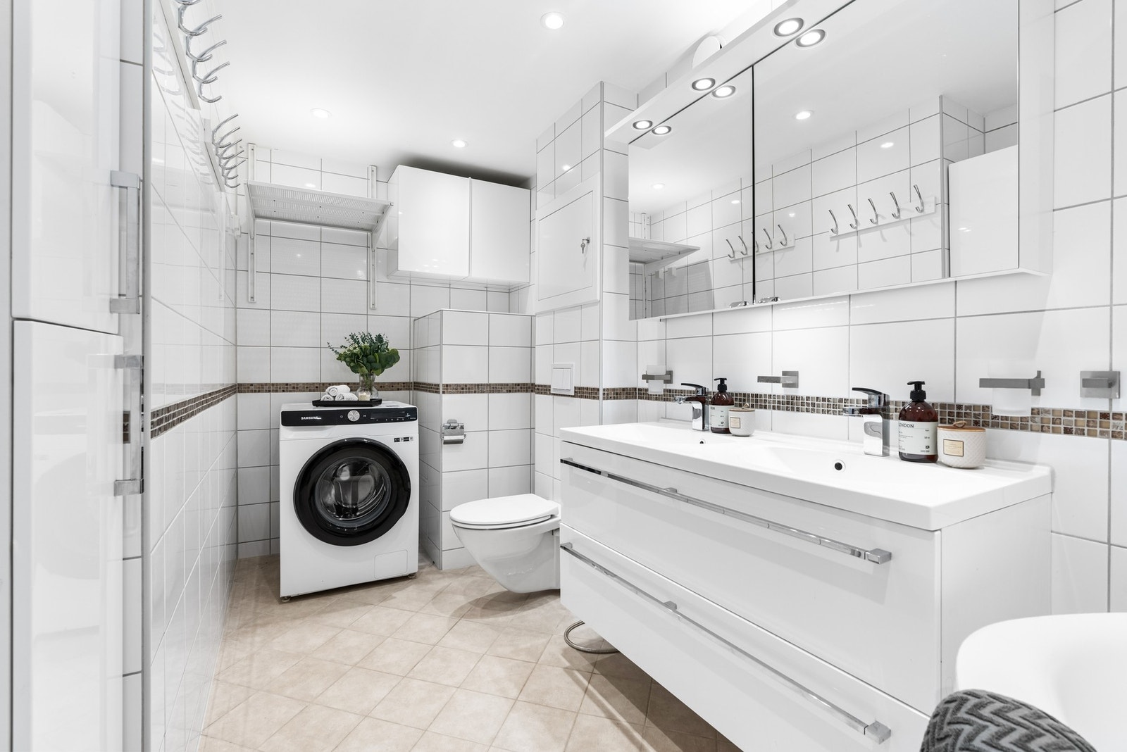 Badet ble totalt modernisert og utvidet i regi av borettslaget i 2016 så her har du alle muligheter for å starte dagene på best mulig måte. Galleribilde