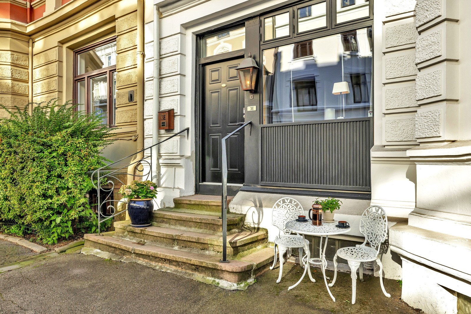 Leiligheten har privat inngang direkte fra gaten, via steintrapp med rekkverk i smijern Galleribilde