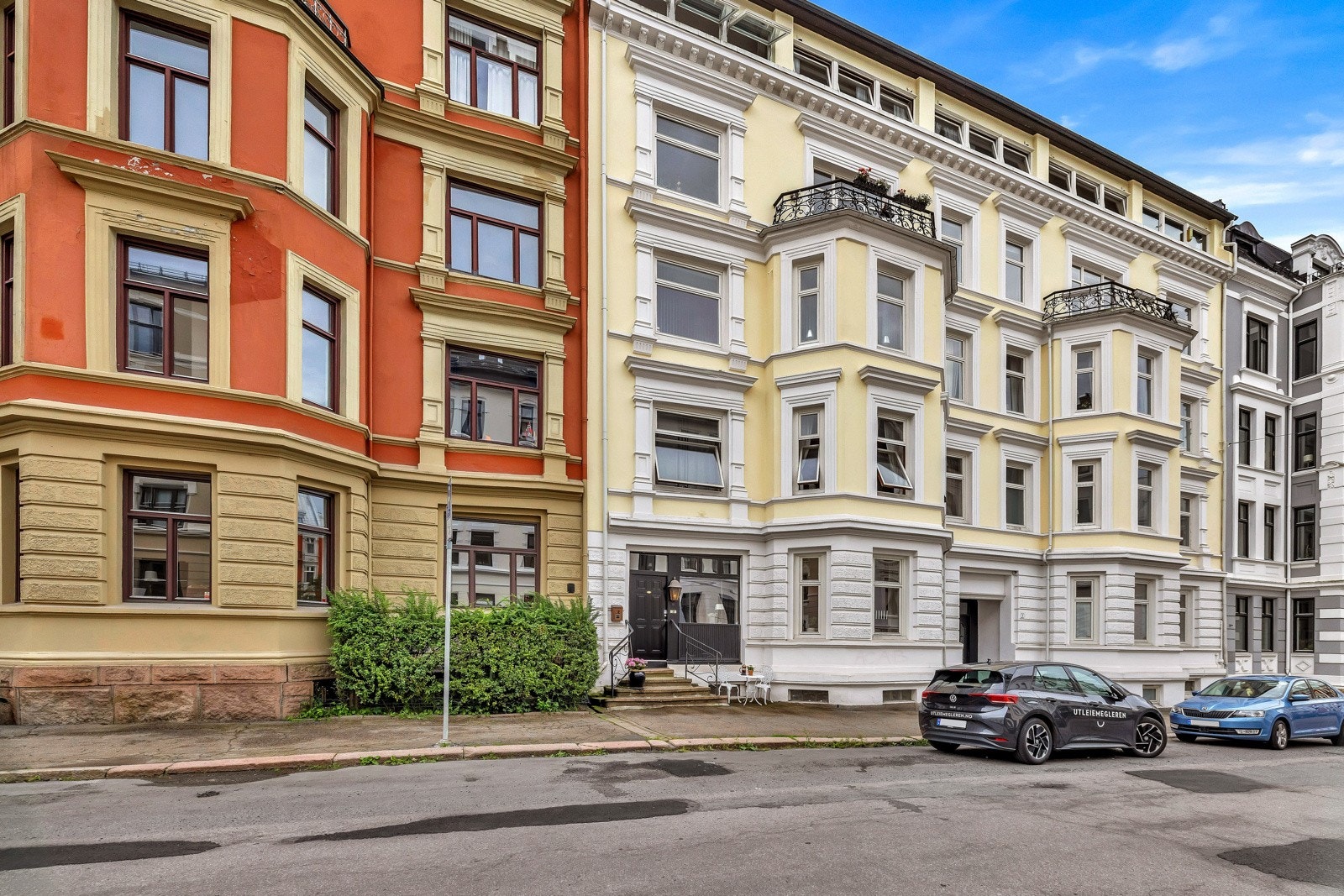 Bygården er fra 1900 med flott fasade som ble renovert i 2018 og 2019 Galleribilde