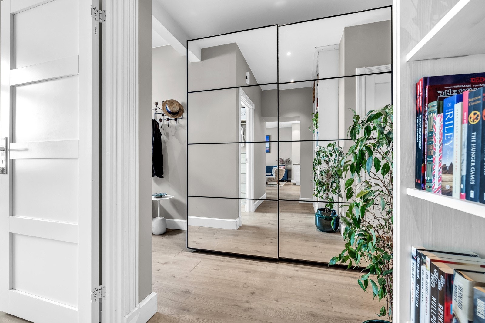Rommet har en stor og praktisk skyvedørsgarderobe Galleribilde