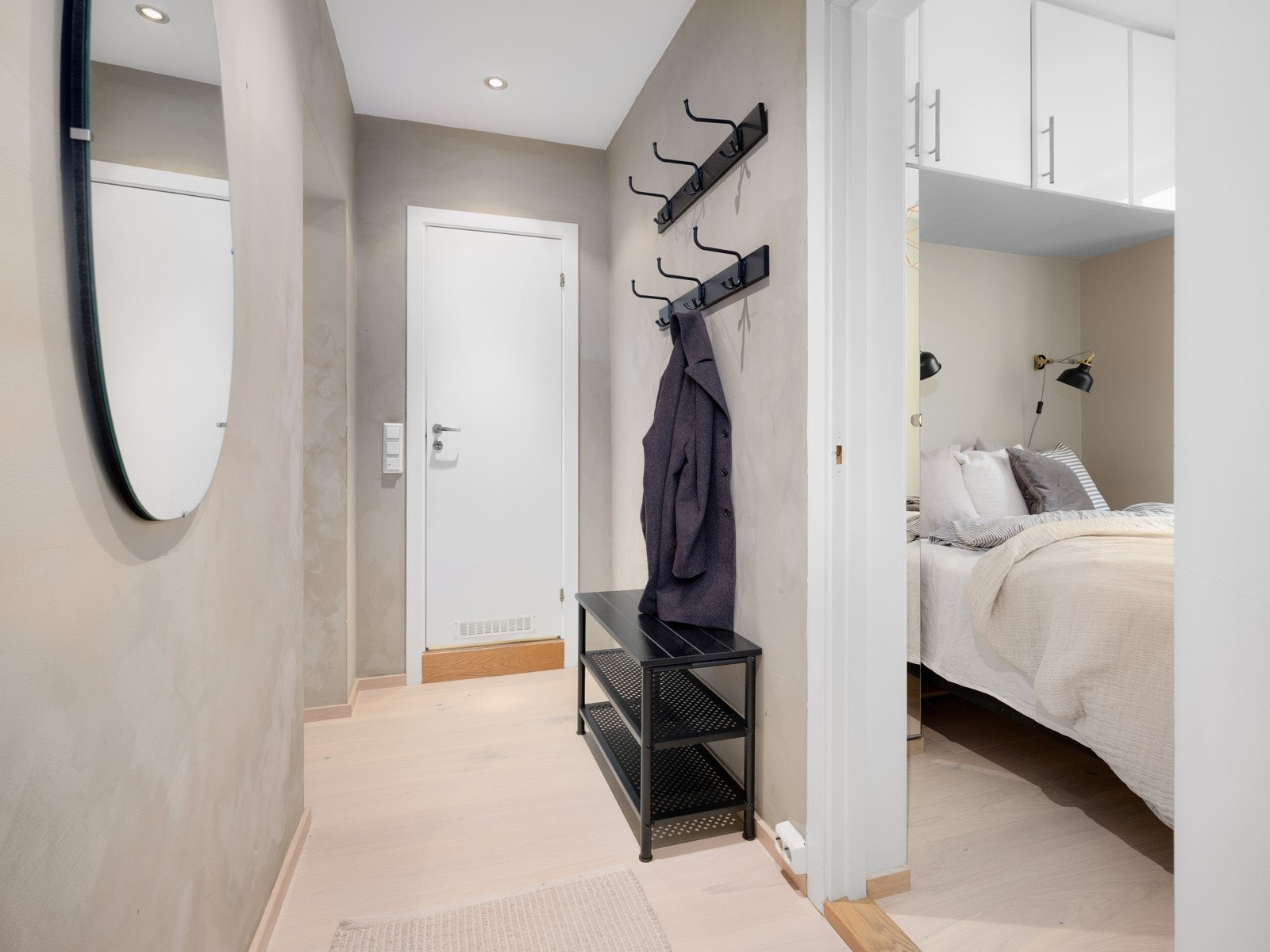 Innbydende entré med god plass til oppbevaring av sko og yttertøy. Galleribilde