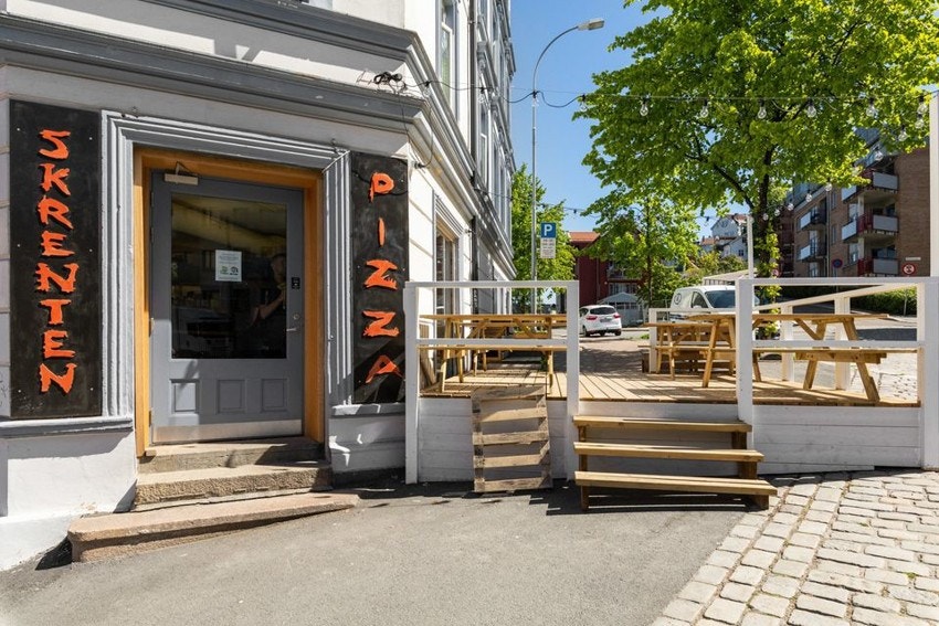Rett ned i gaten finner du populære Pizza skrenten. Galleribilde