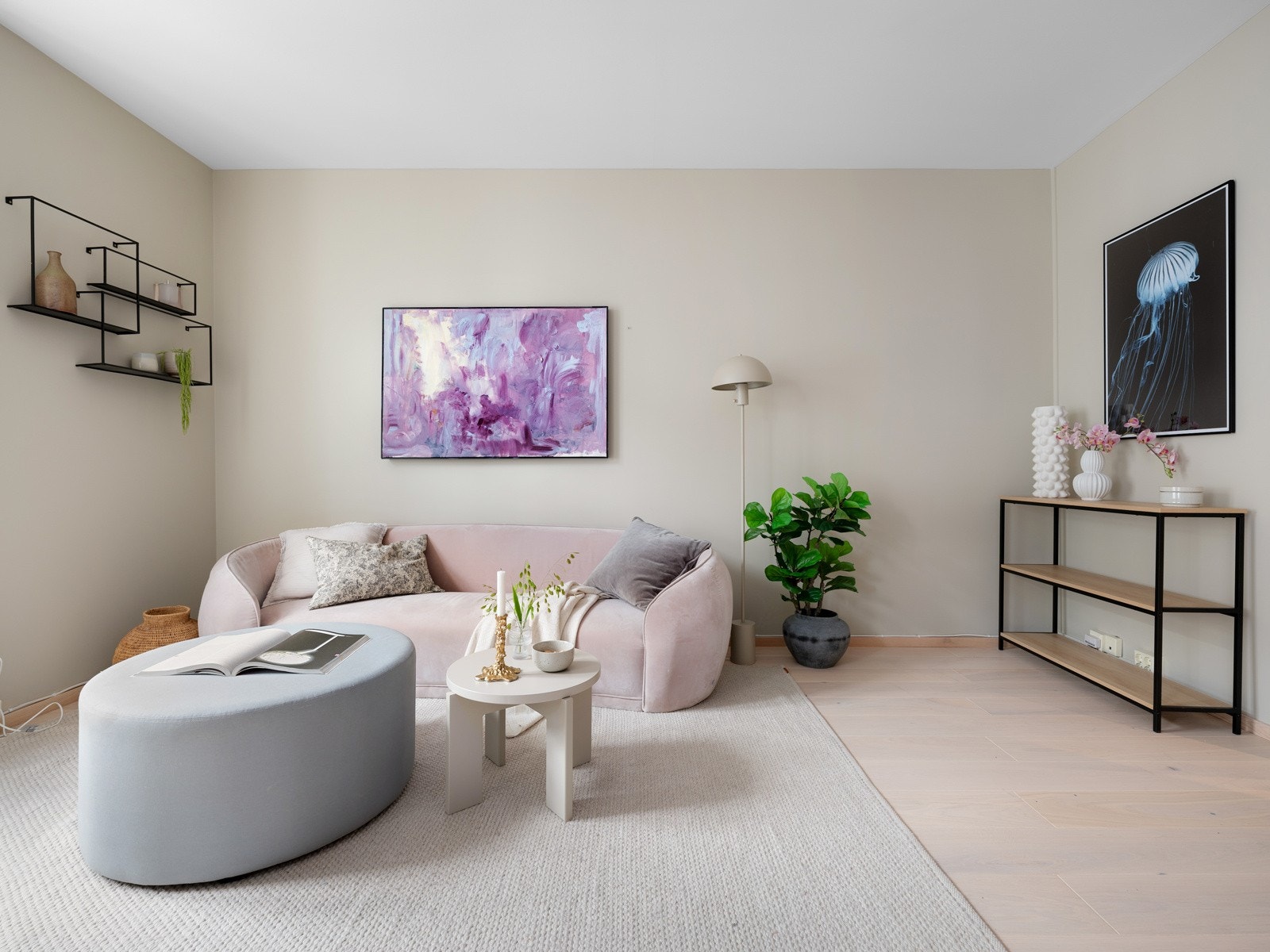 Gode møbleringsmuligheter med plass til spisestue, sofa, TV og tilhørende møblement. Galleribilde