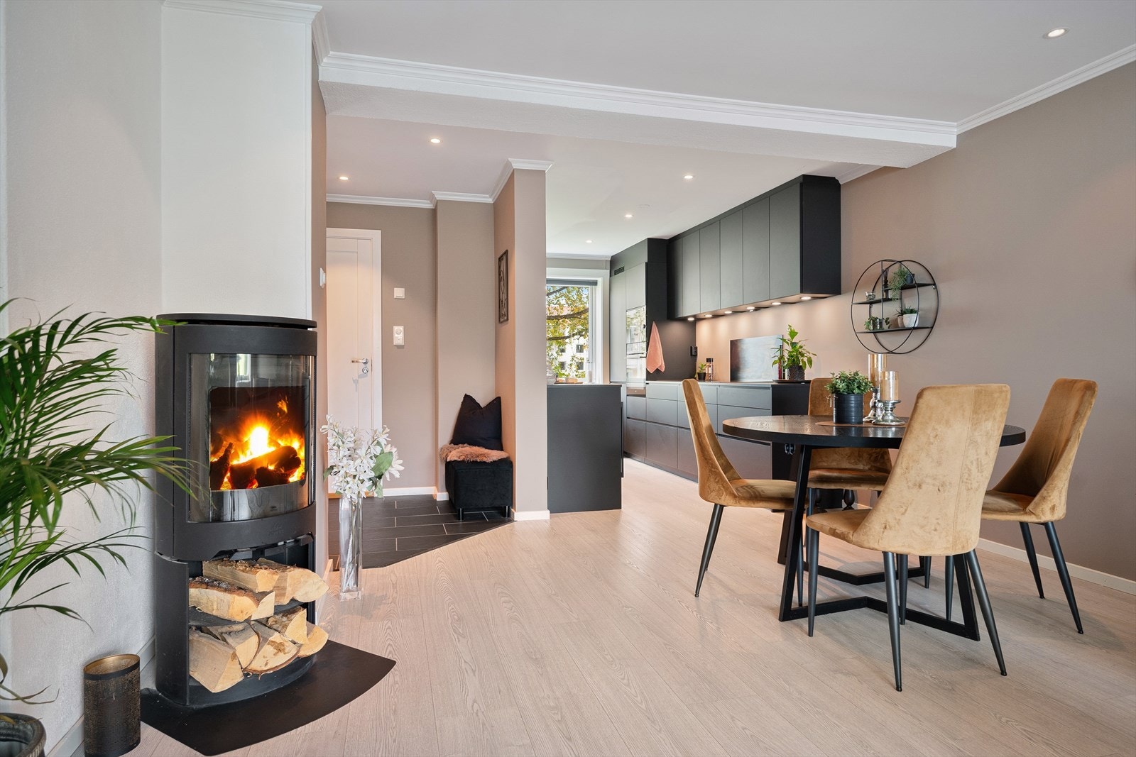 I tillegg til ny peis ble det også lagt nytt gulv i 2019. Galleribilde