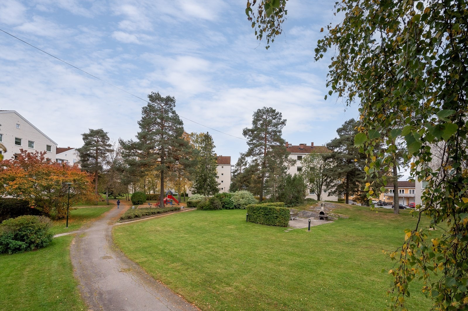 Borettslaget og nærområdet byr på store, grønne områder. Det er også flere lekeplasser på borettslagets eiendom. Galleribilde