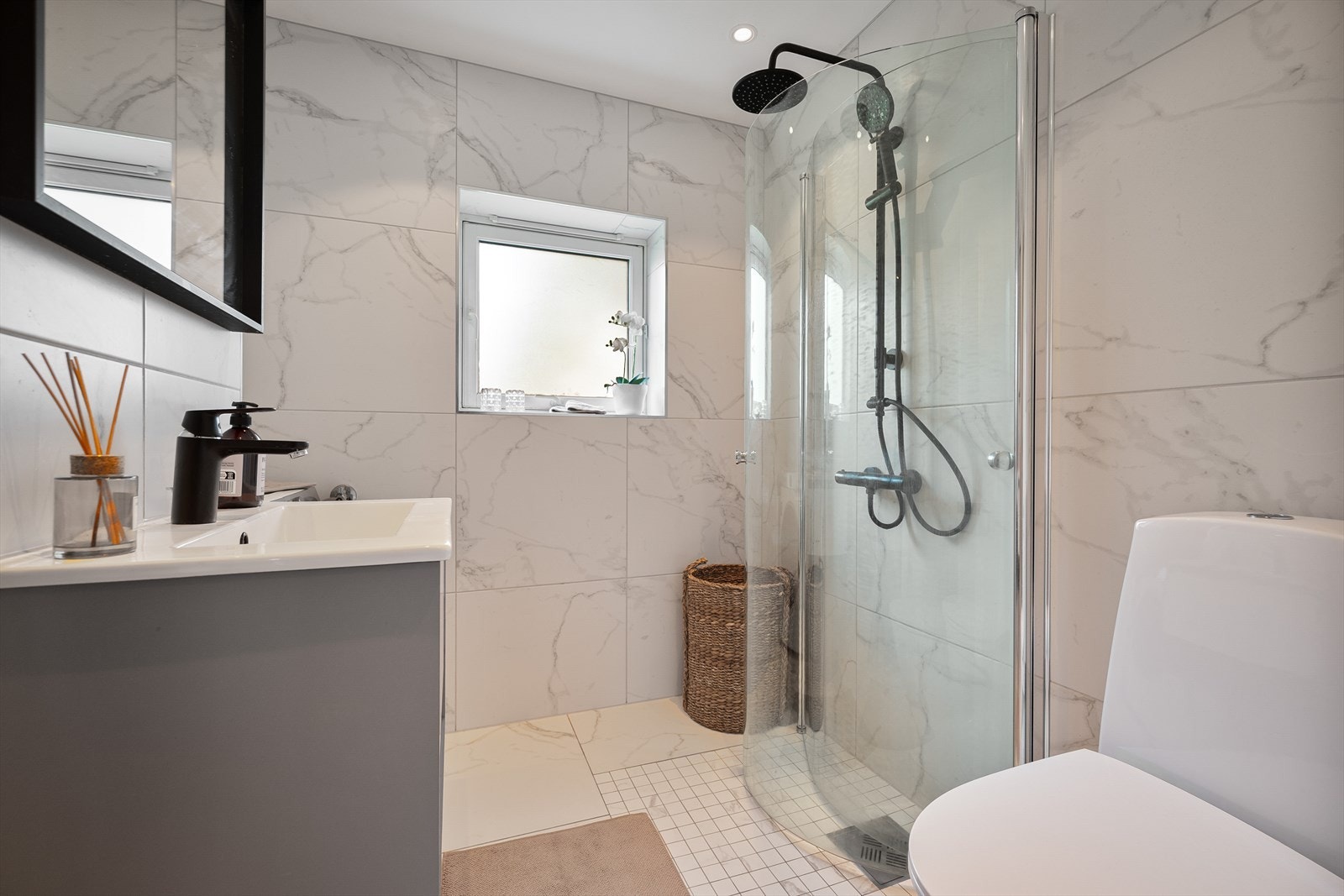 Delikat baderom med fliser og innredning fra 2019. Galleribilde