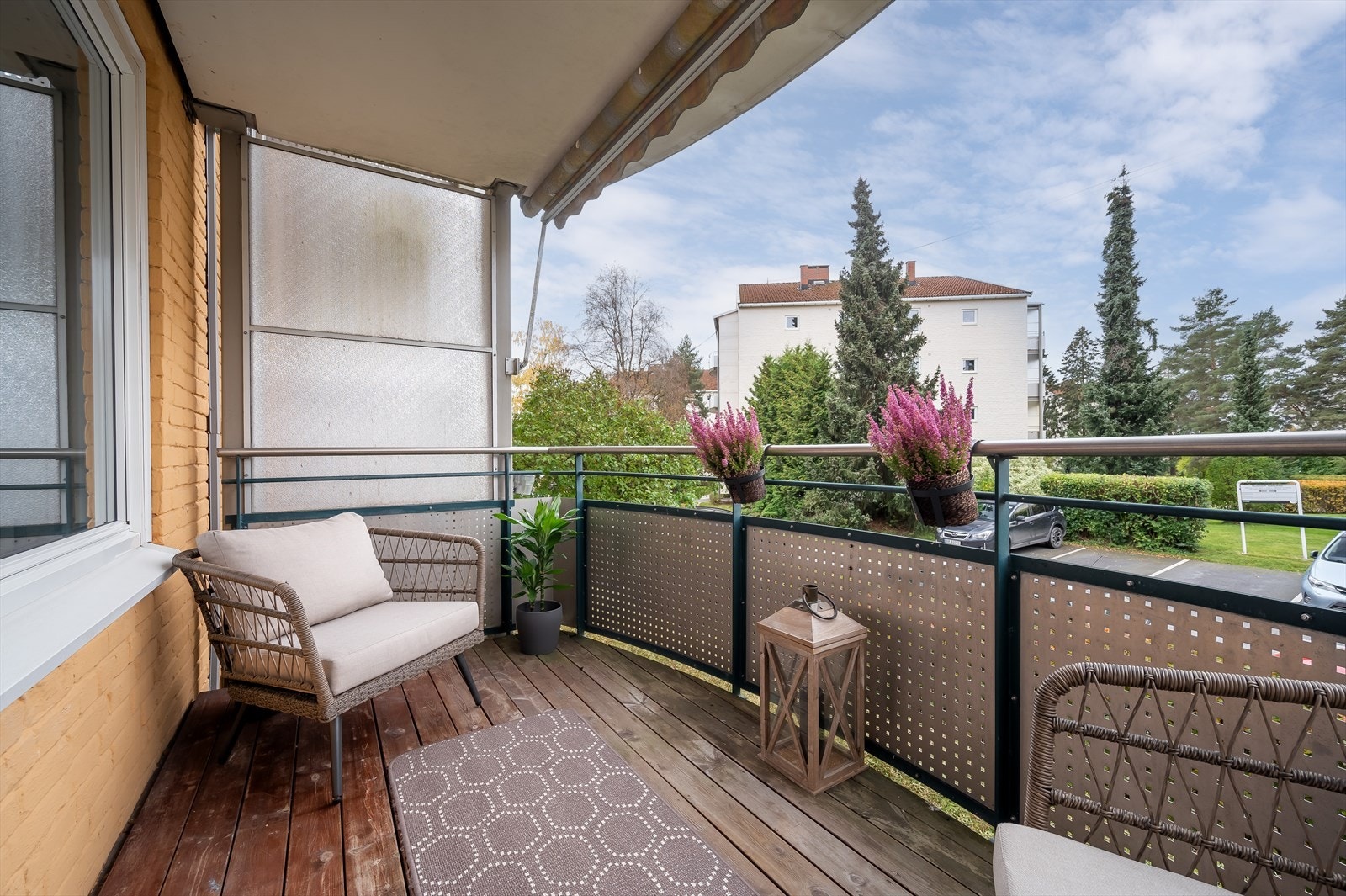 Boligen ligger i en høy førsteetasje. Her får du en flott vestvendt balkong. Galleribilde