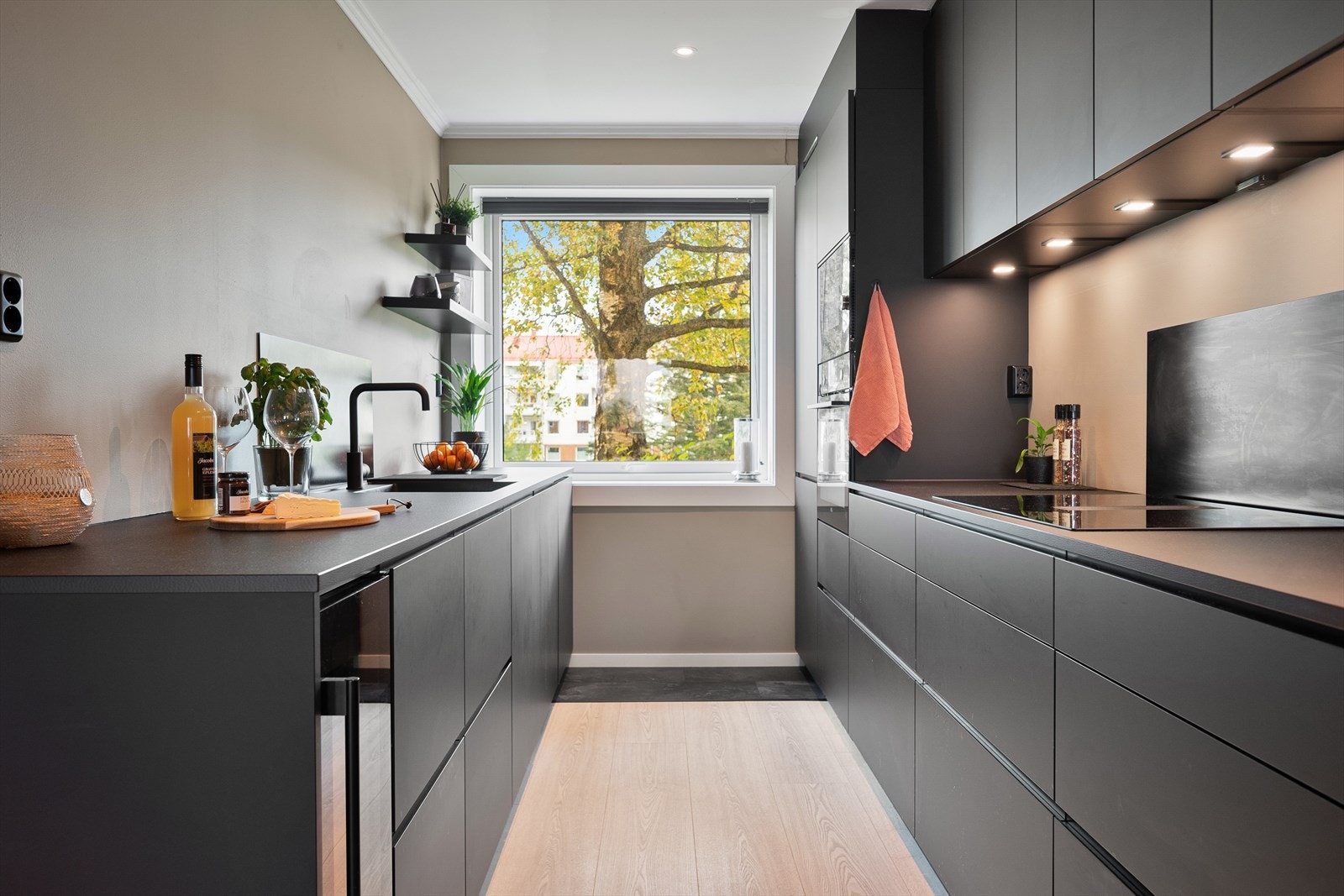 Ellers byr kjøkkenet på godt med lagrings- og benkeplass med hyggelig og usjenert utsyn. Galleribilde