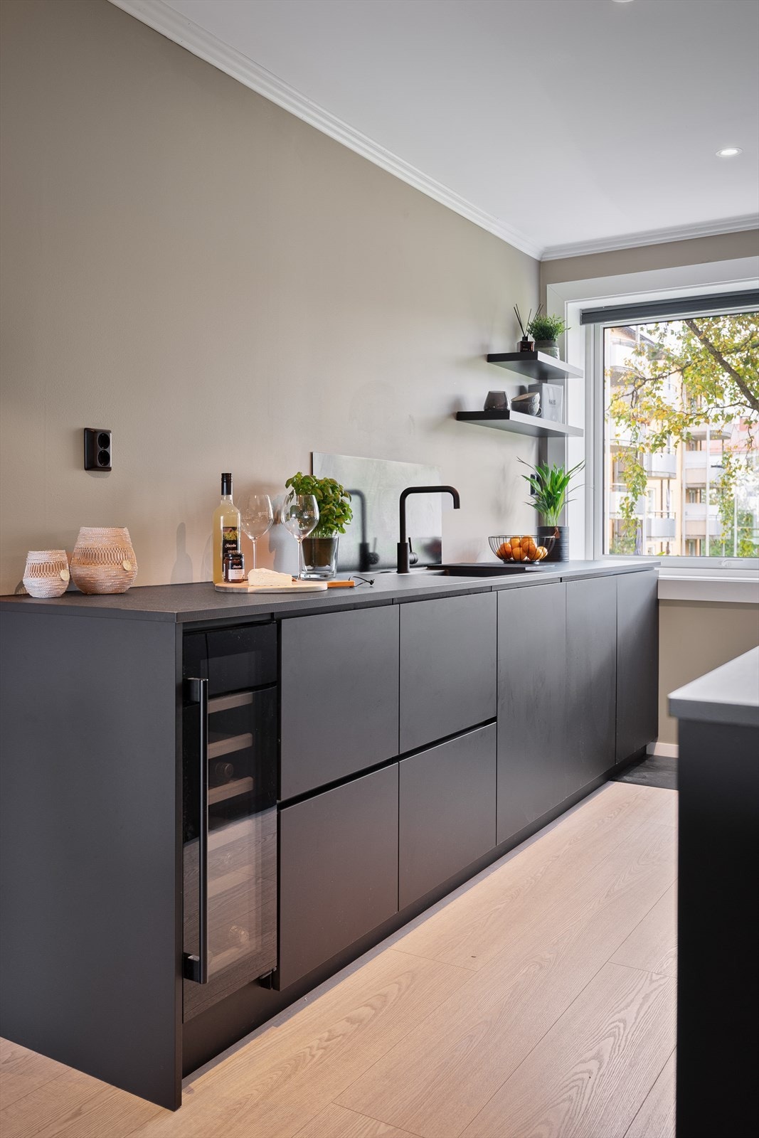 Innredningen består av vinskap, oppvaskmaskin fra Zanussi, stekeovn og koketopp med integrert avtrekk fra AEG. Galleribilde