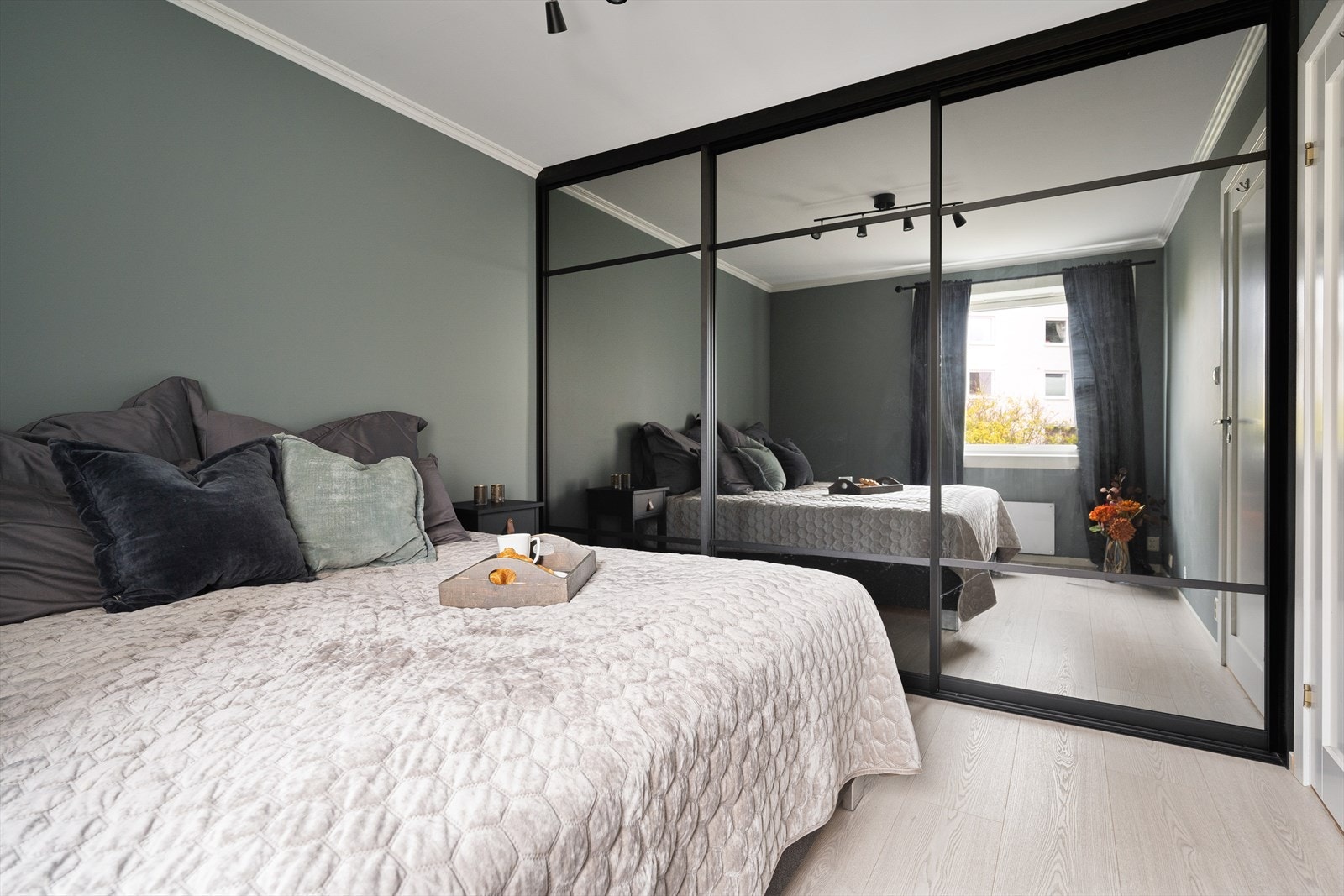 I tillegg til at det er plass til stor dobbeltseng med tilhørende nattbord følger det med en stor skyvedørsgarderobe! Galleribilde