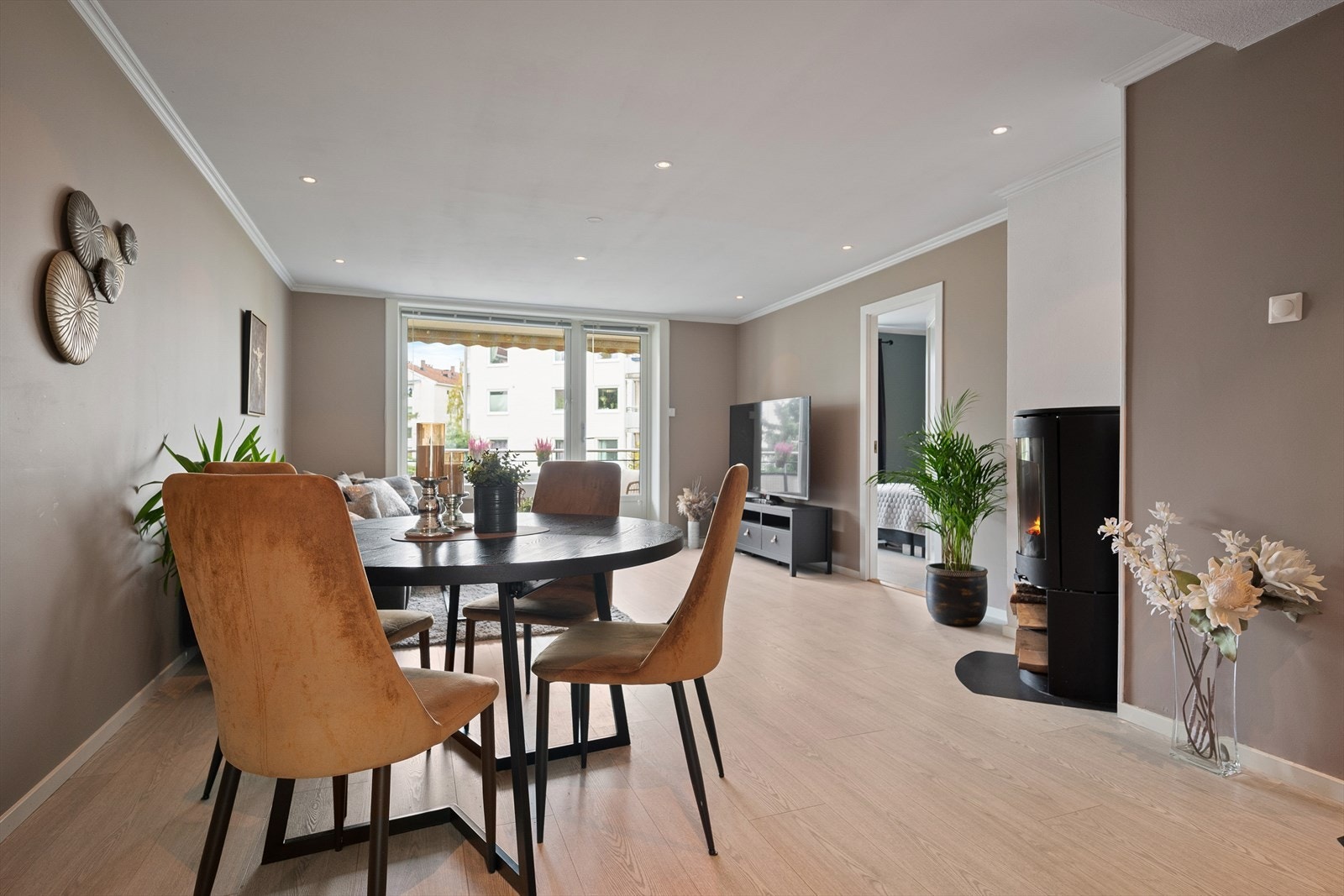 Loftsboden er på ca 5 kvm og kjellerboden på ca 2 kvm. Galleribilde