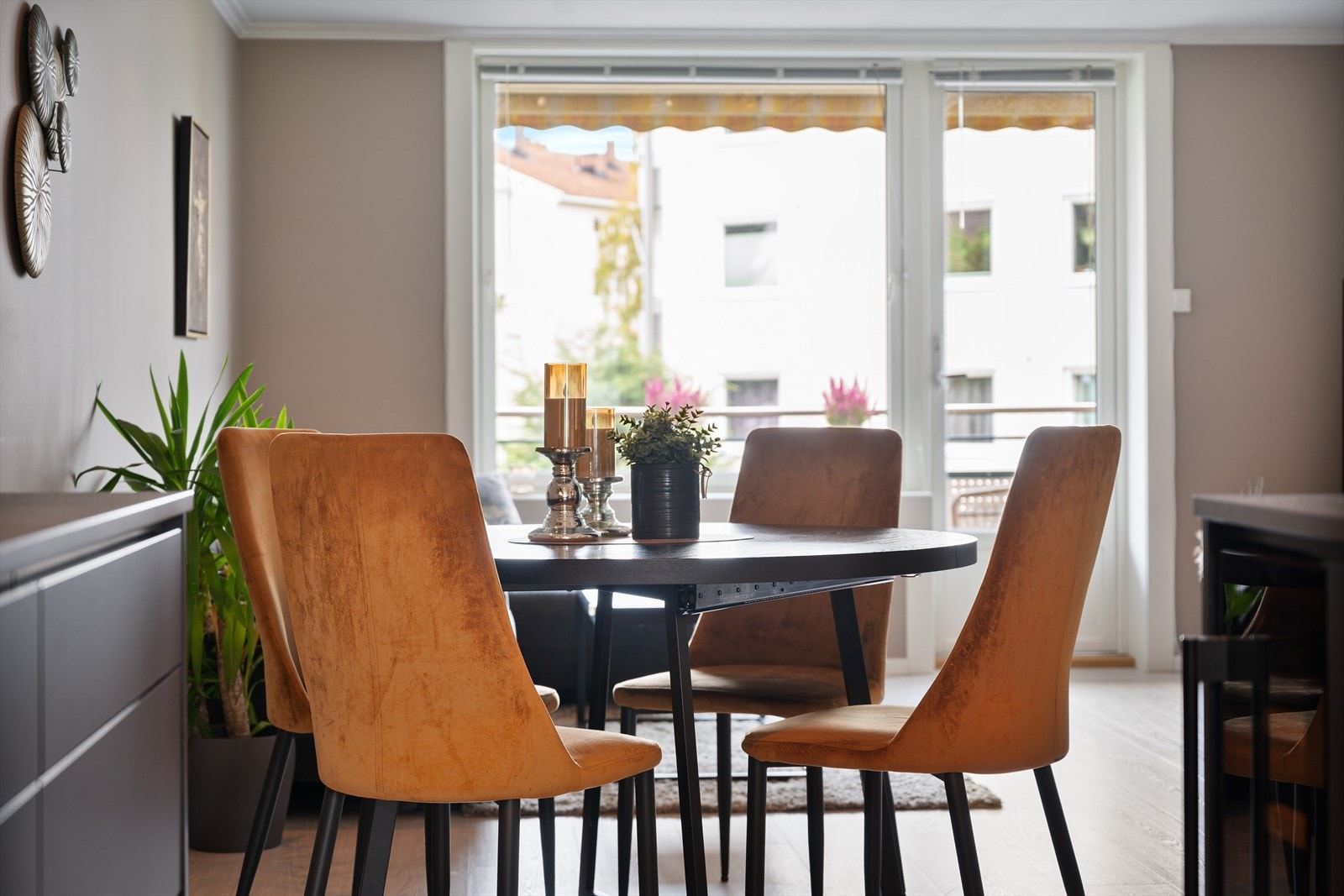 Ved behov eller ønske er det god plass til enda større spisebord. Galleribilde