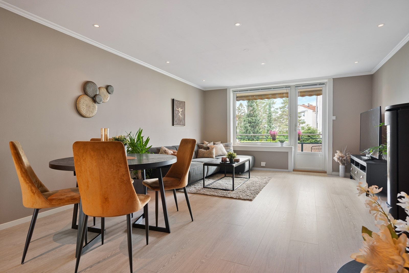 Veldig fin, naturlig soneinndeling i stuen. Galleribilde